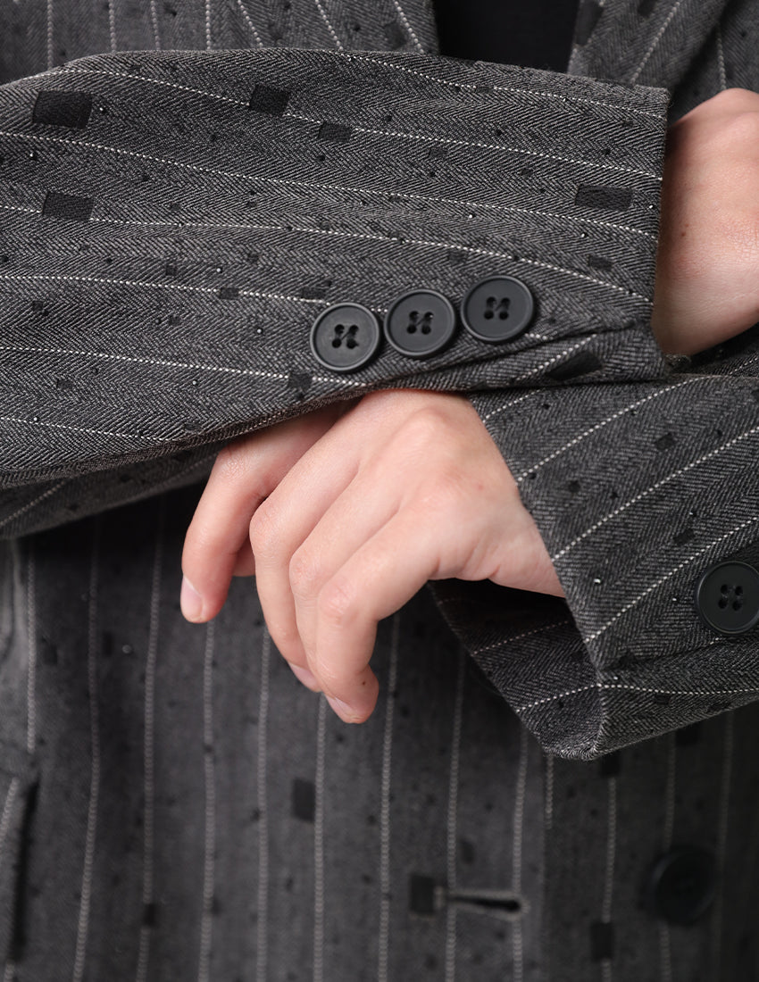 سترة رمادية كبيرة الحجم