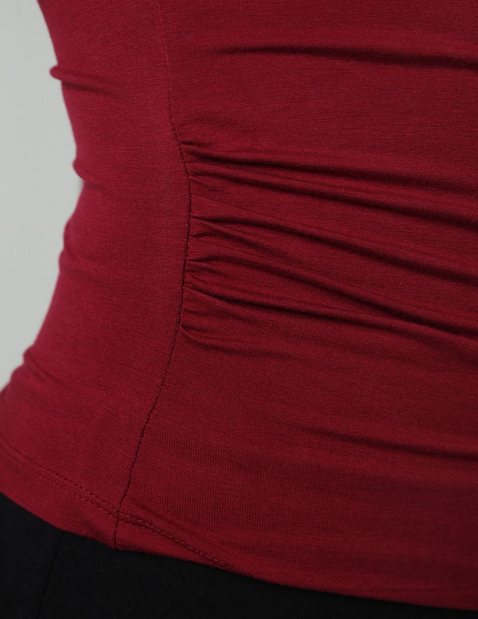 قميص داخلي ضيق مع تفاصيل تموجات