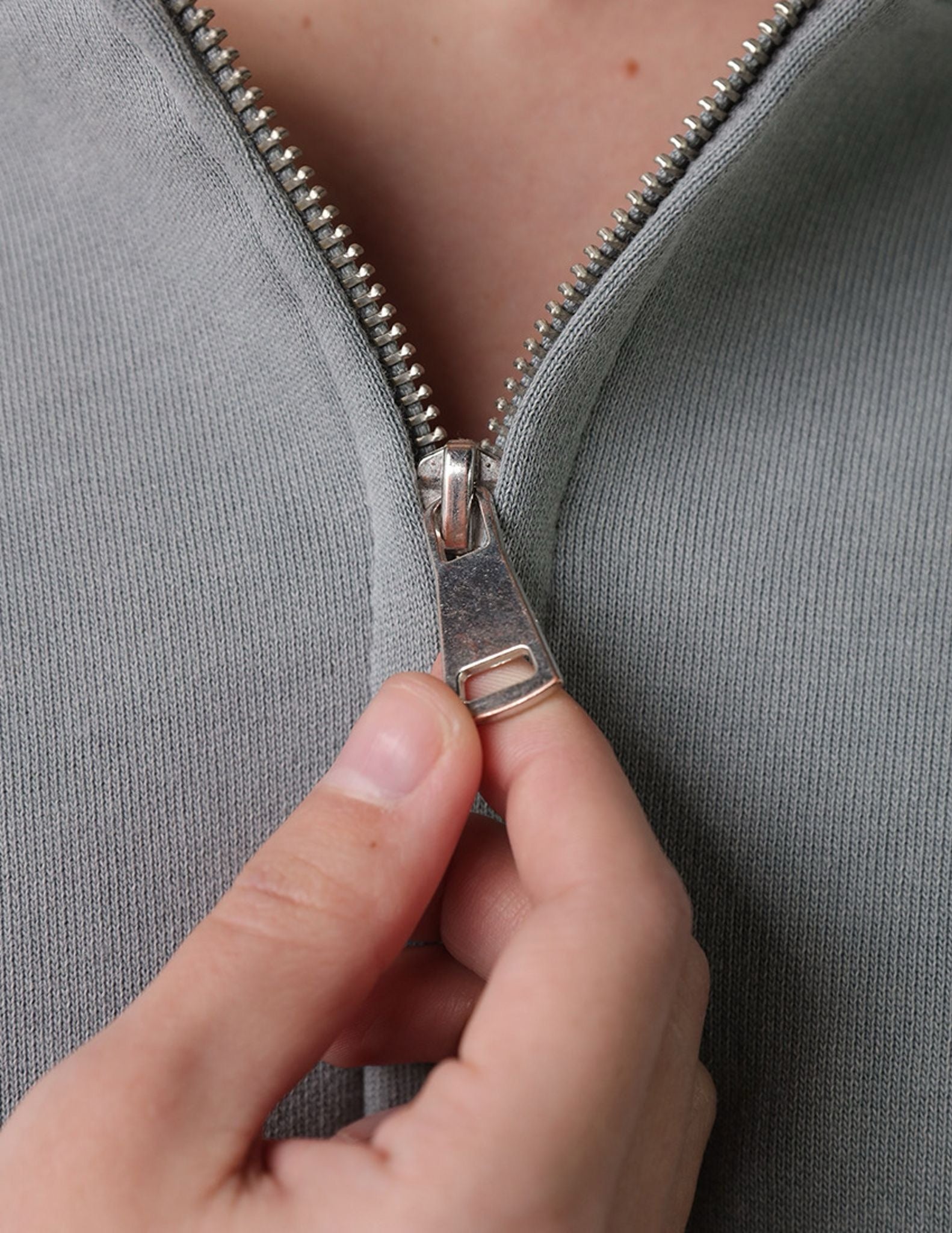 بدلة رياضية رمادية