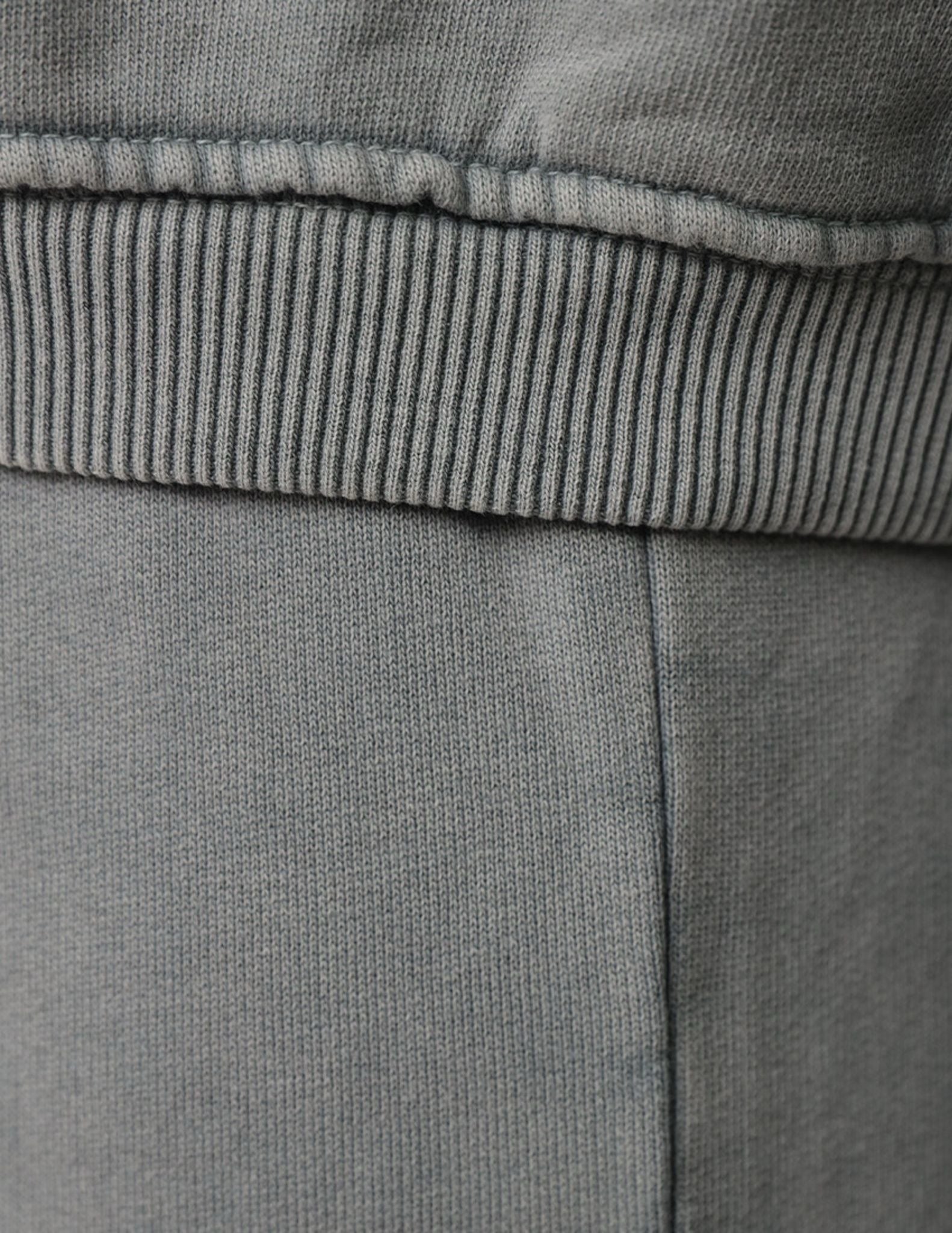 بدلة رياضية رمادية