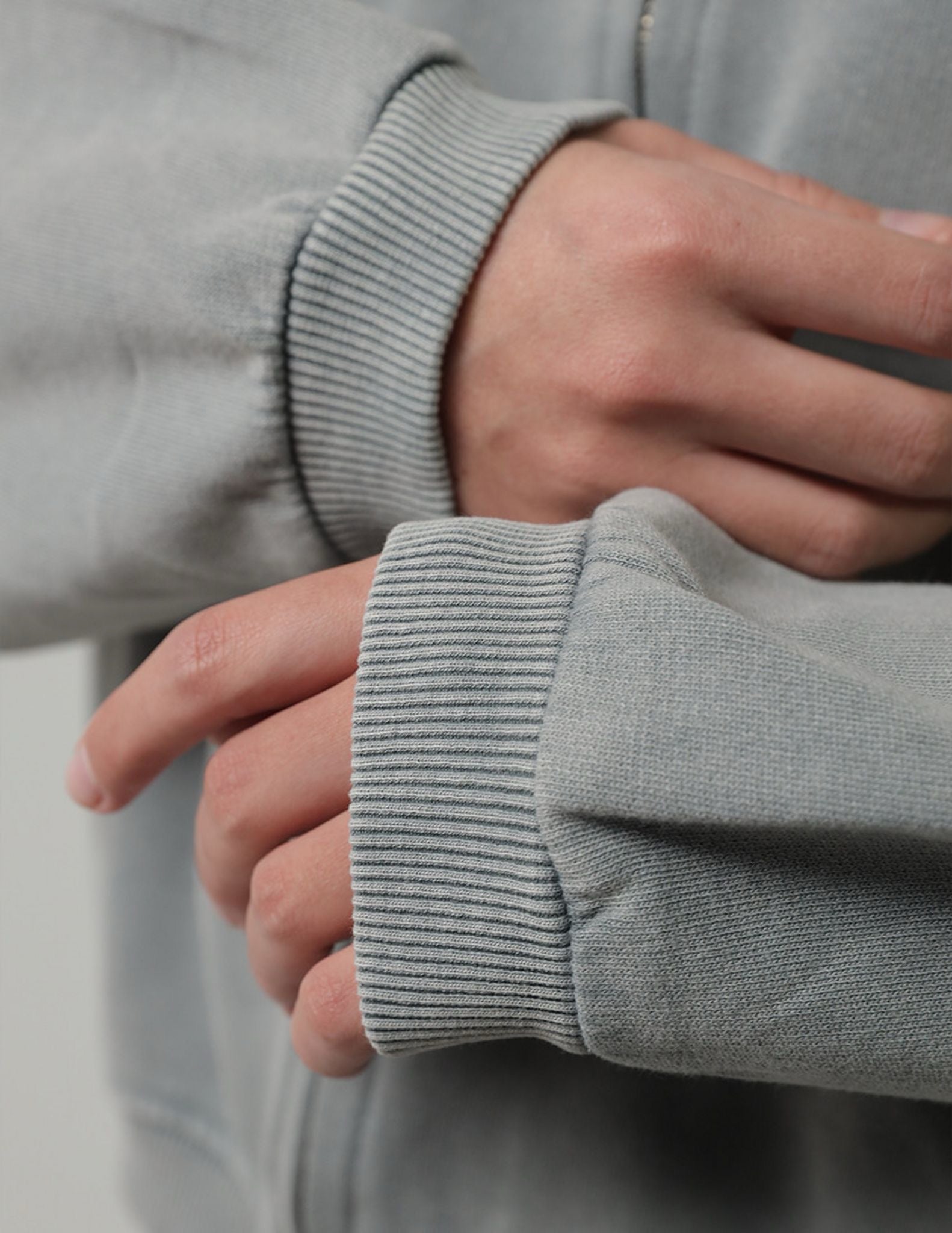 بدلة رياضية رمادية