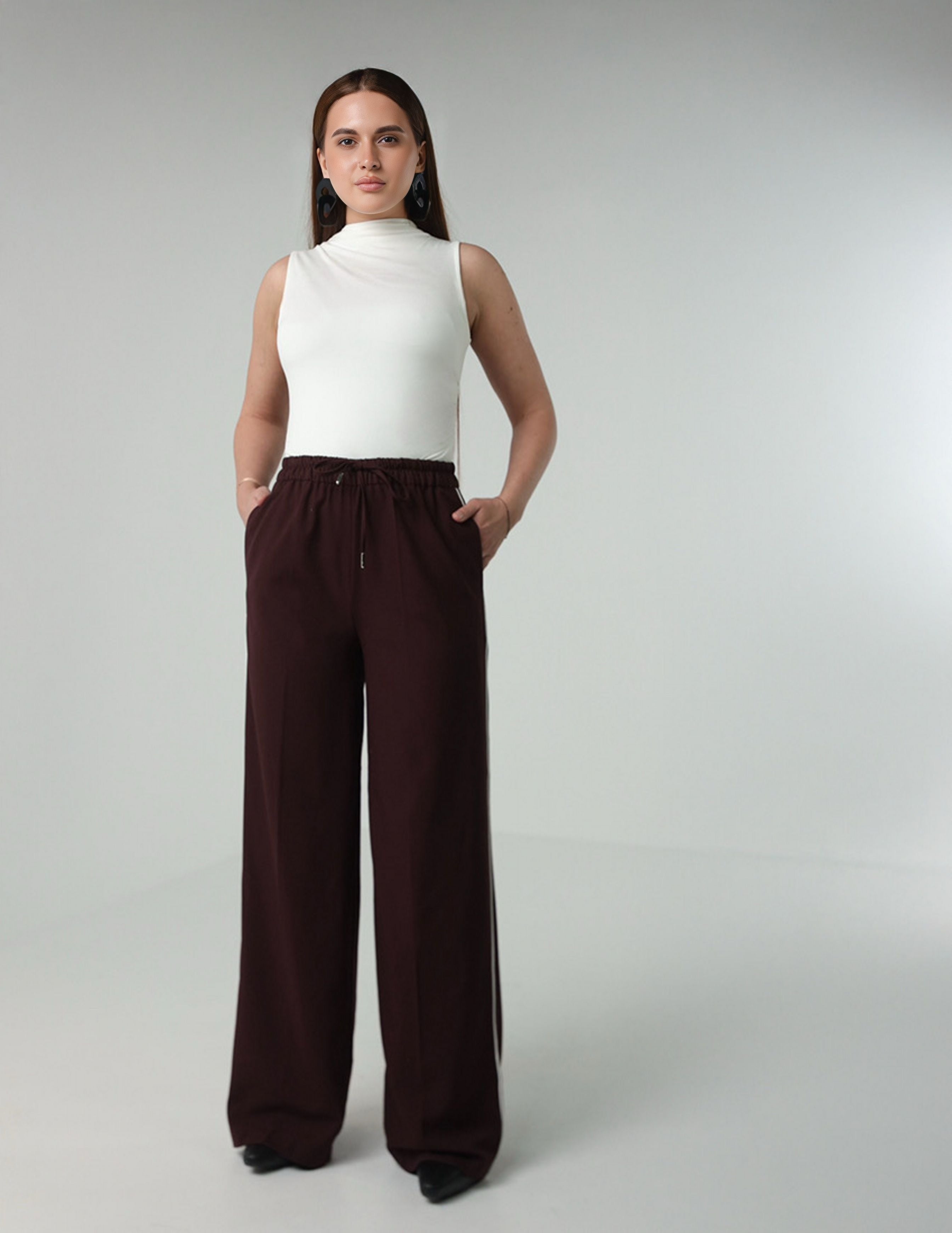 بنطال رياضي واسع الساق مع خط جانبي