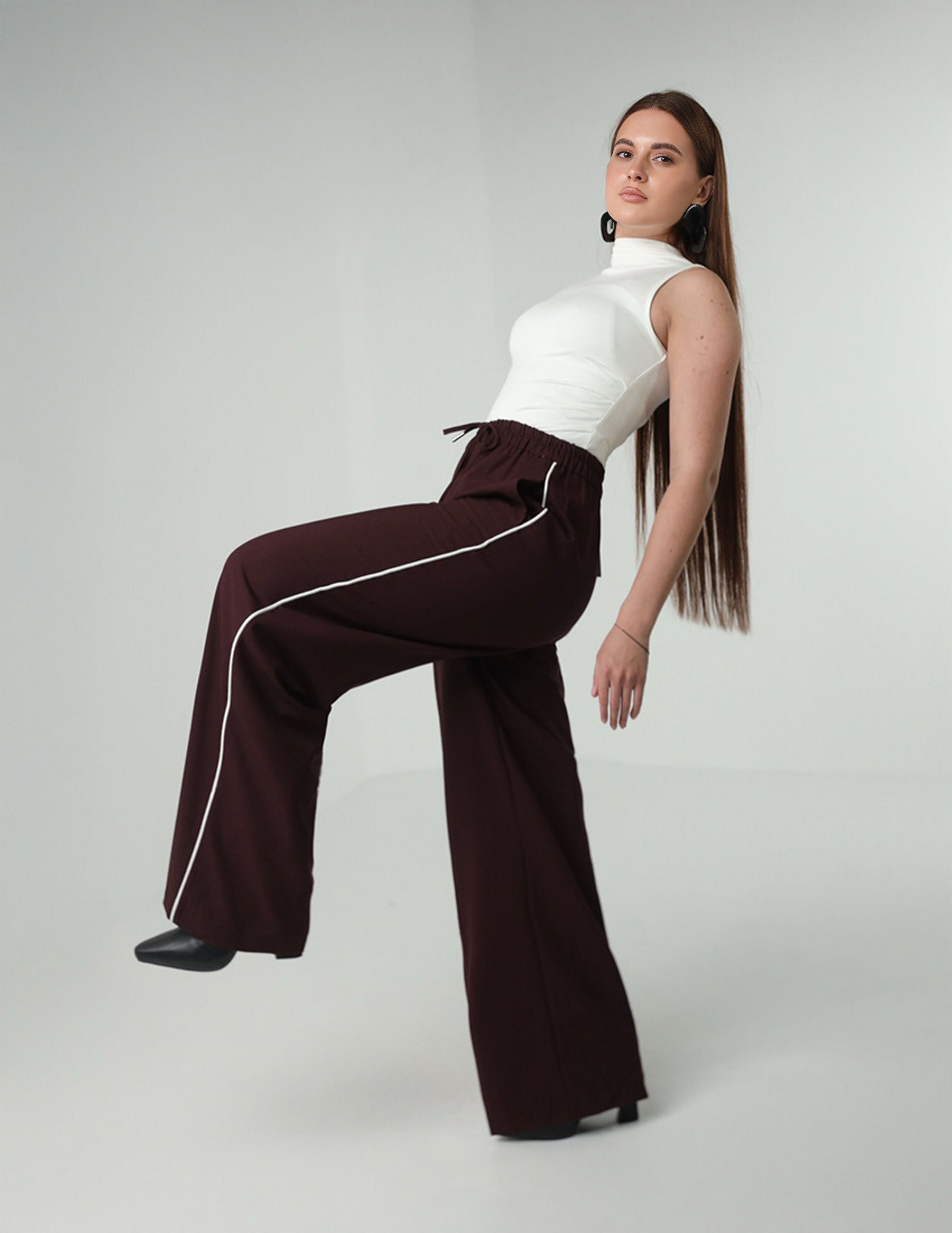 بنطال رياضي واسع الساق مع خط جانبي