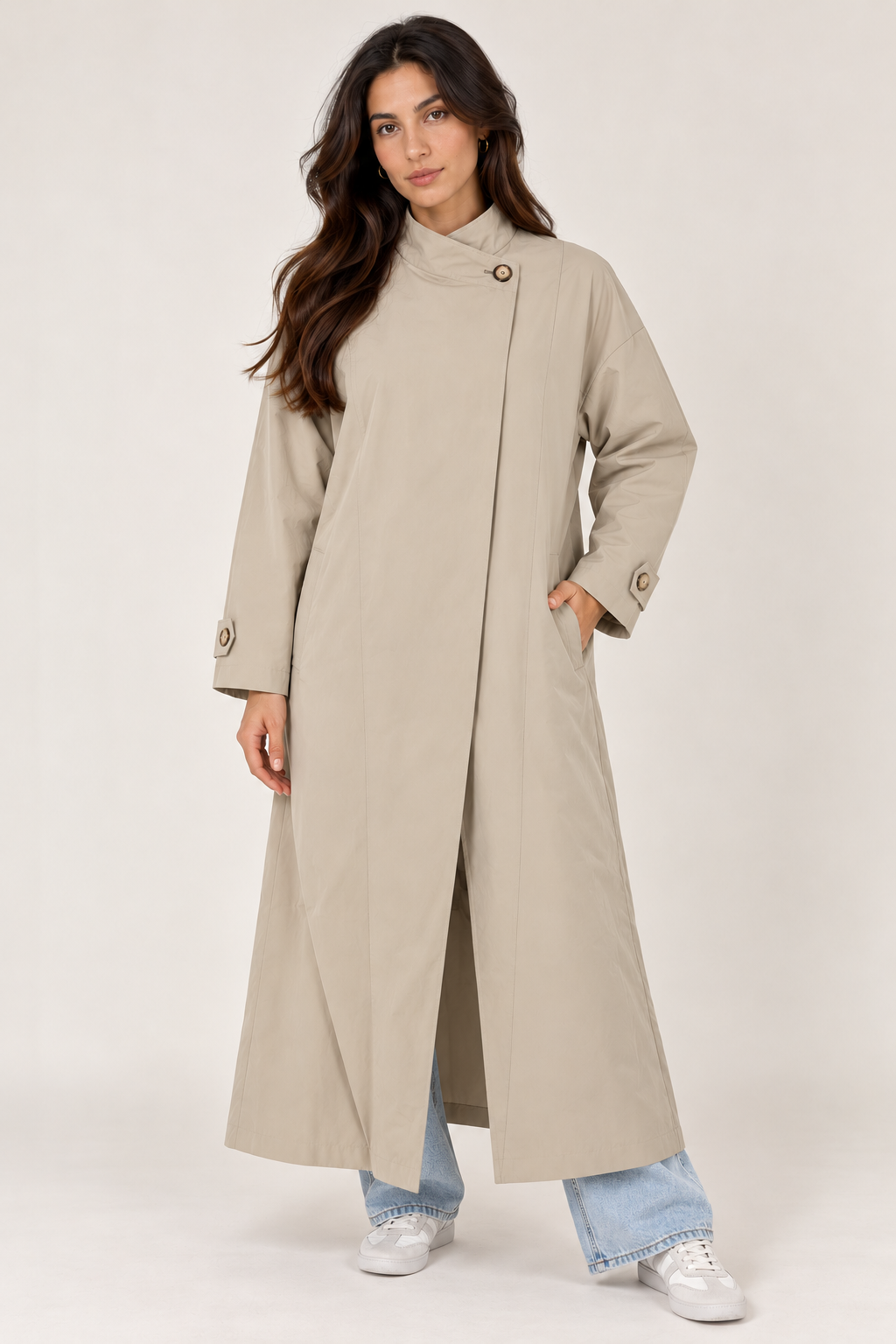 Long open coat with a button at the collar
