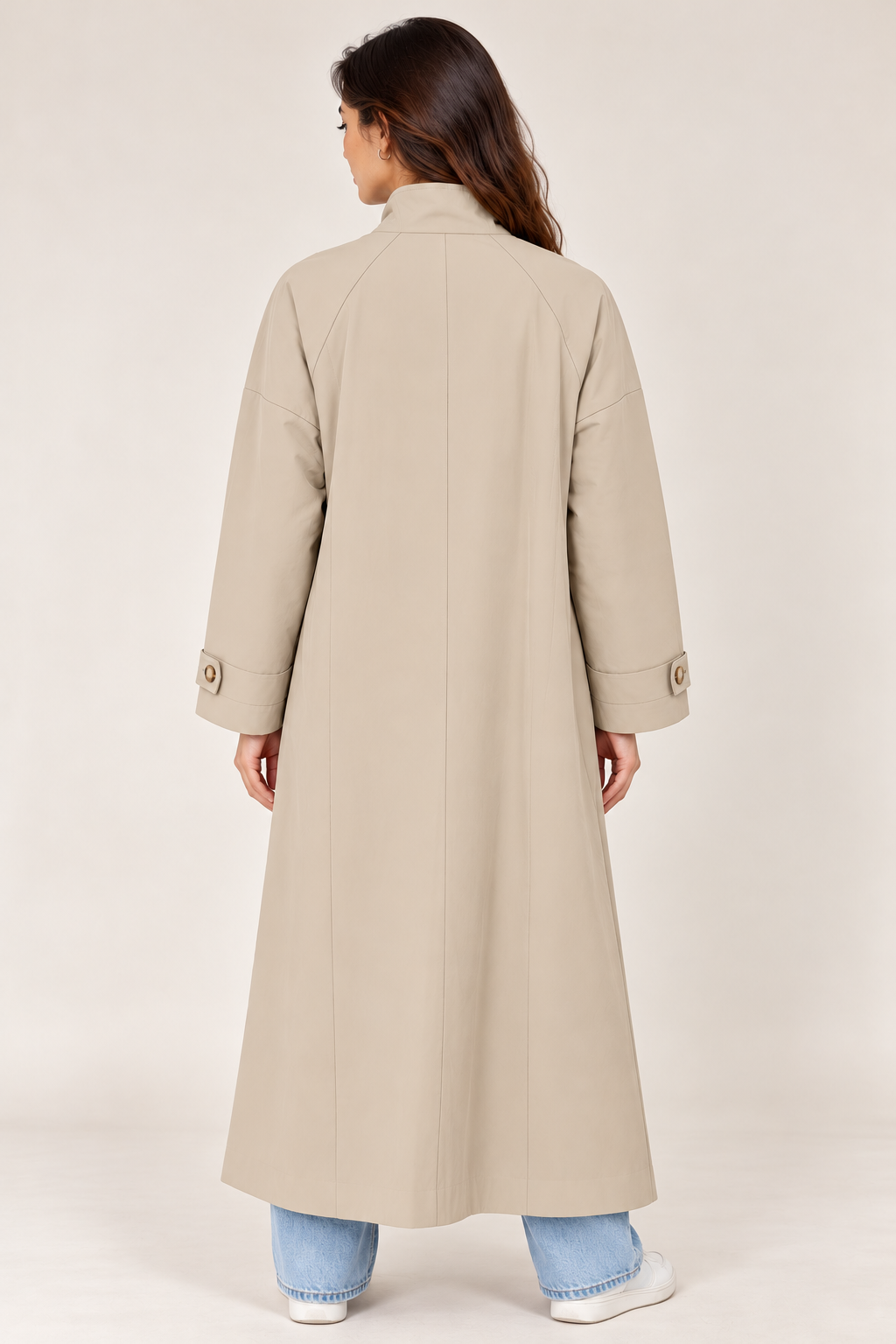 Long open coat with a button at the collar