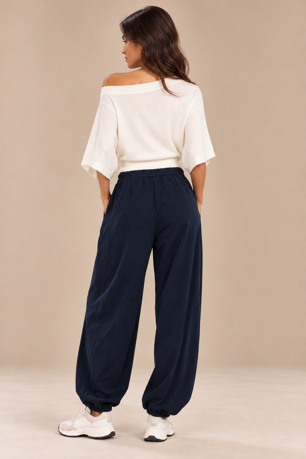 Balloon pants with a pleat at the leg