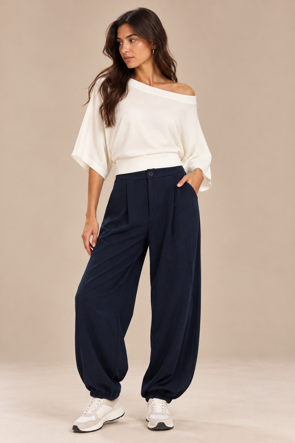 Balloon pants with a pleat at the leg