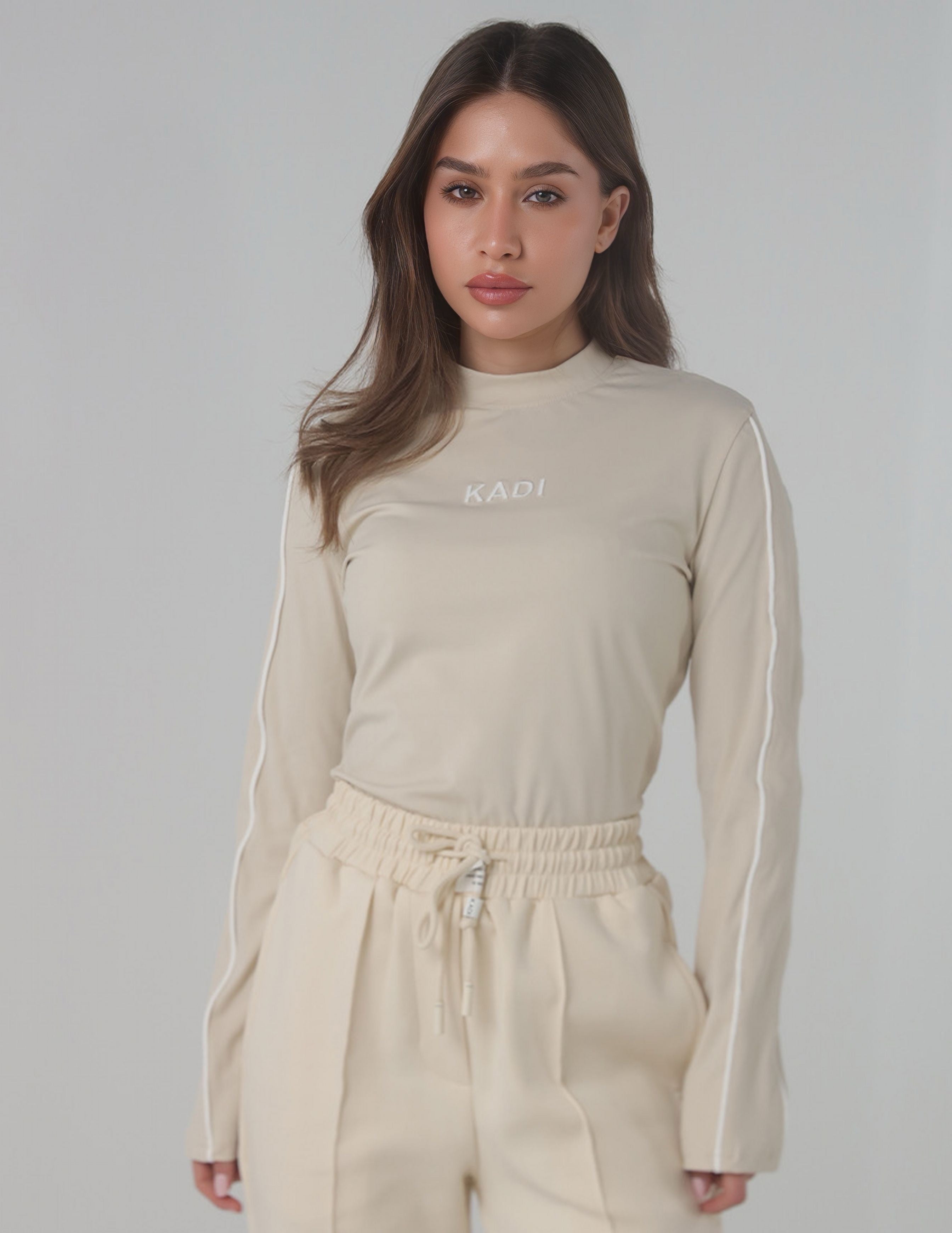 بلوزة بأكمام طويلة وحواف متباينة