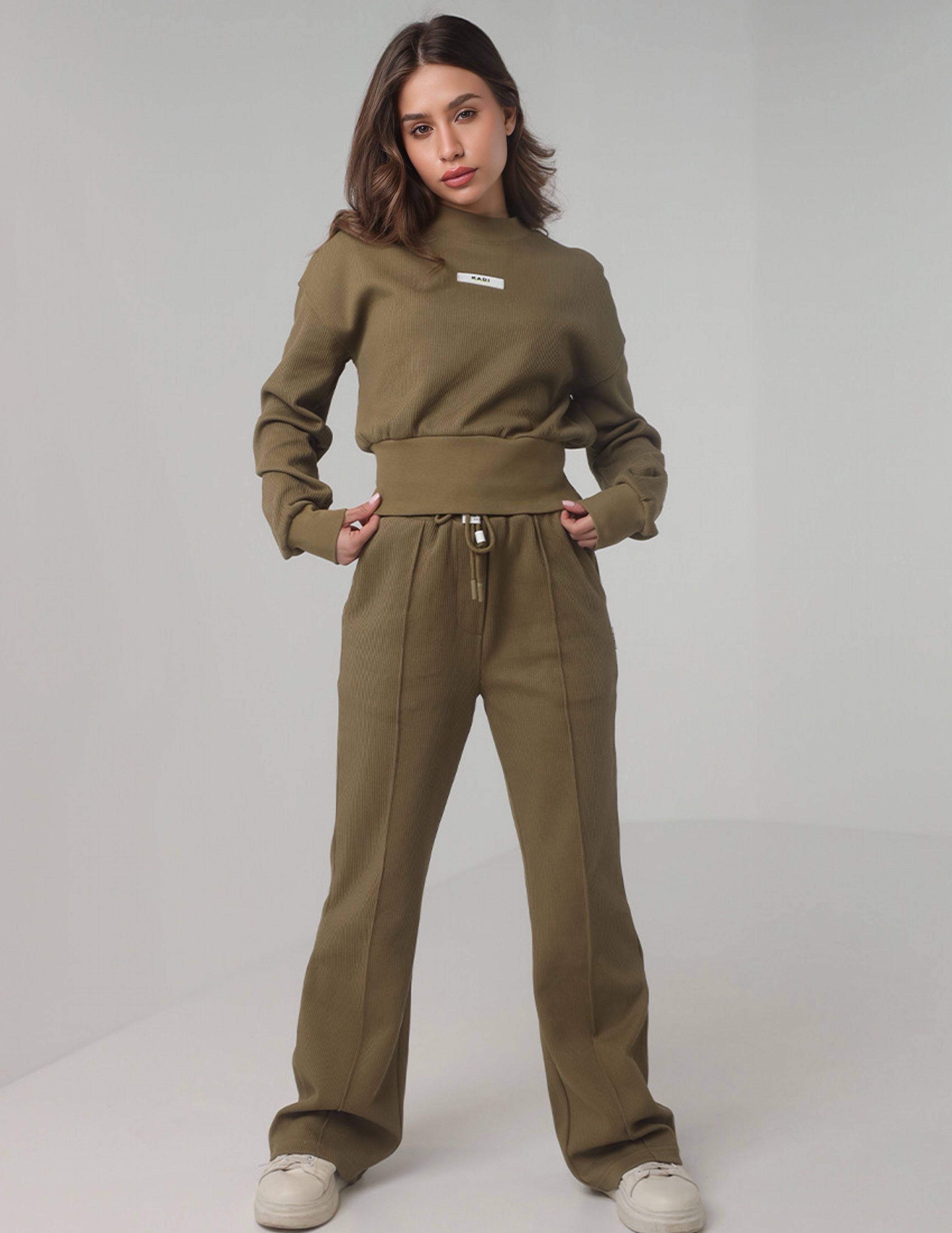 بدلة رياضية مضلعة مع بنطال واسع الساق