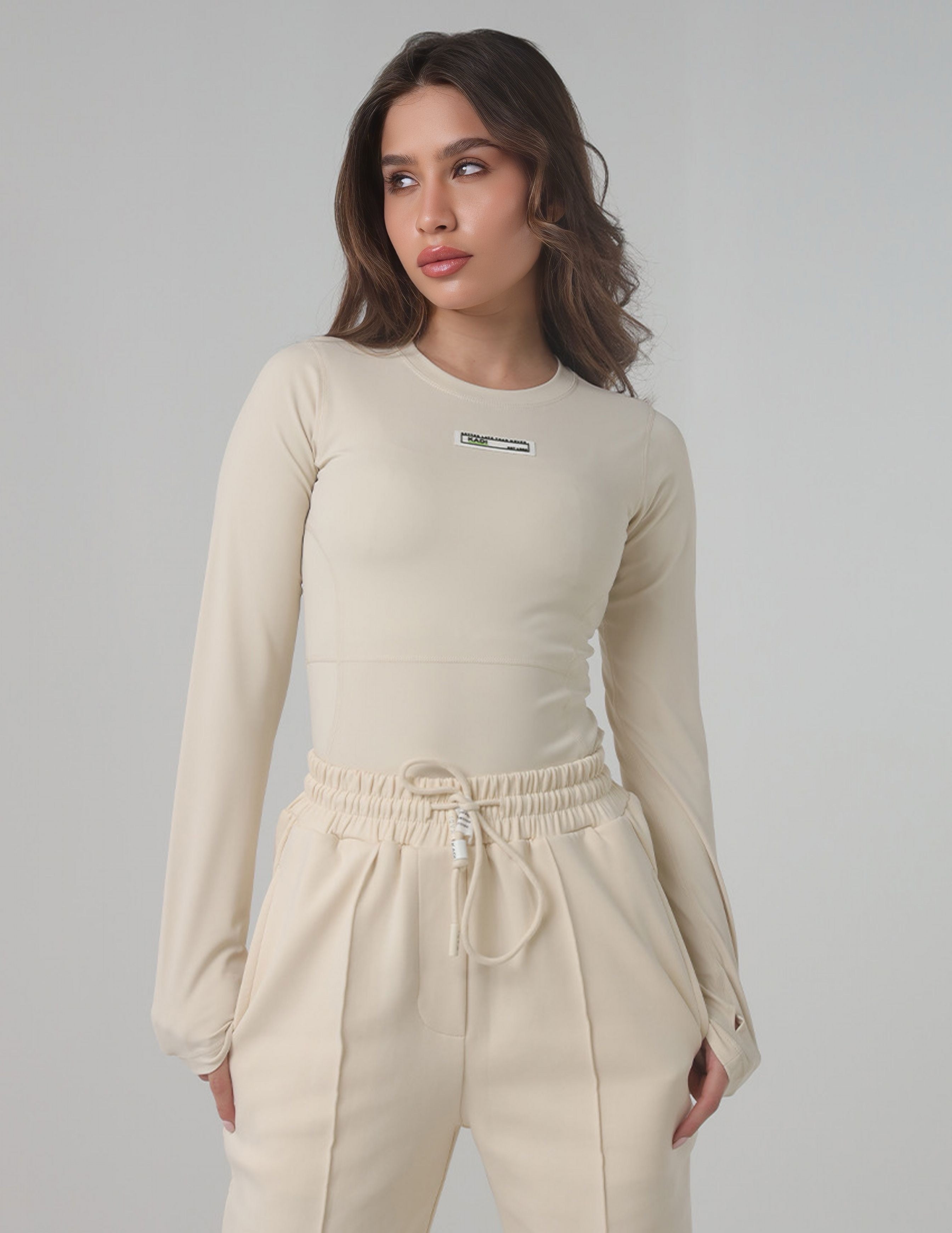 قميص ملائم بأكمام طويلة وفتحات للإبهام