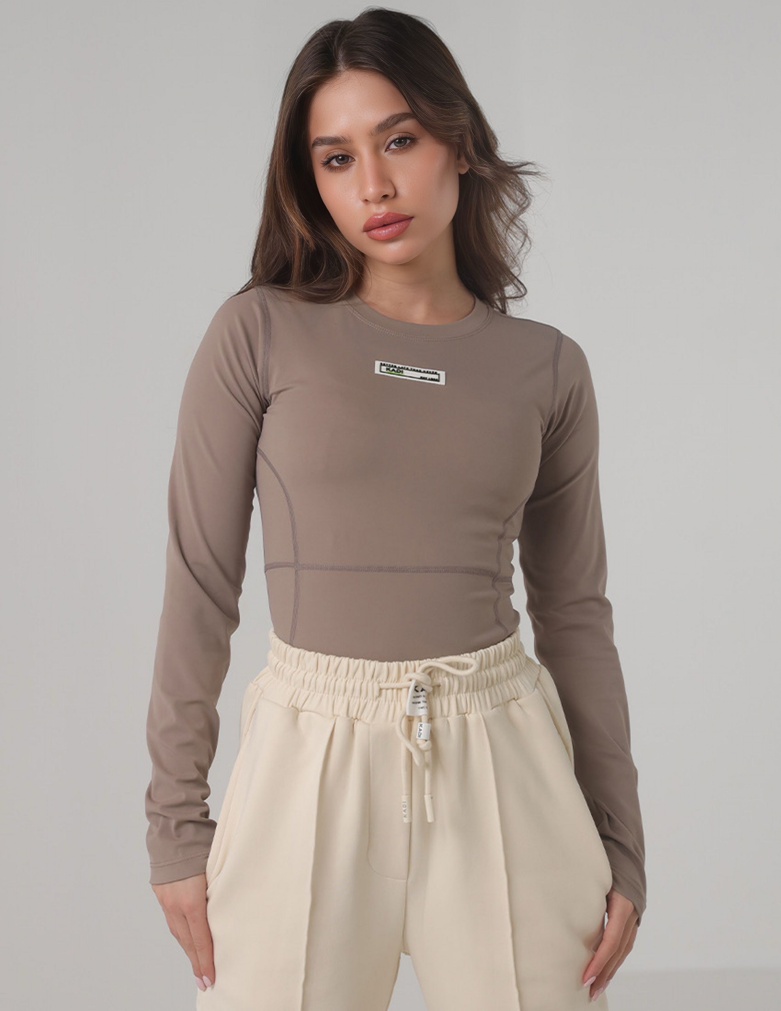 قميص ملائم بأكمام طويلة وفتحات للإبهام