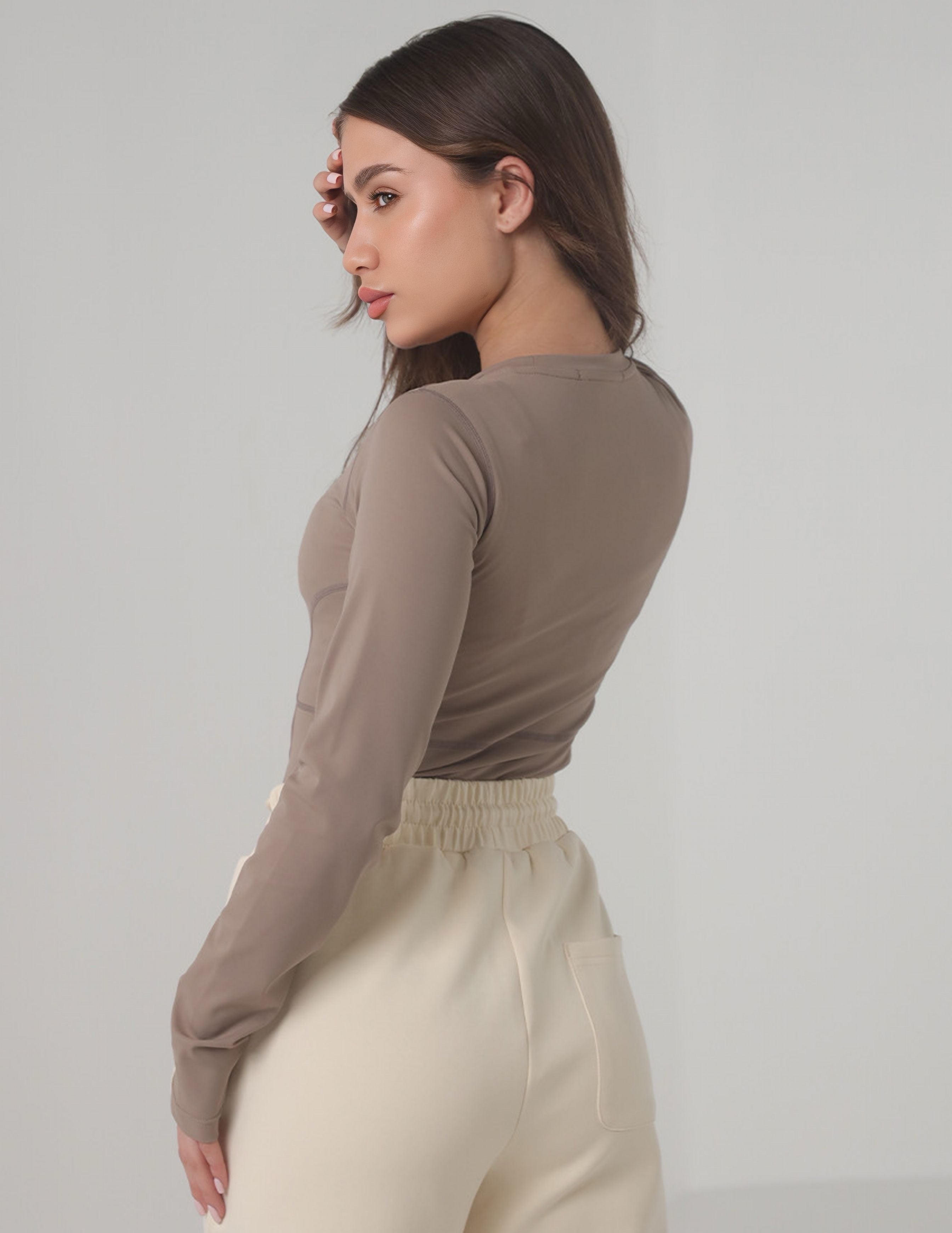 قميص ملائم بأكمام طويلة وفتحات للإبهام