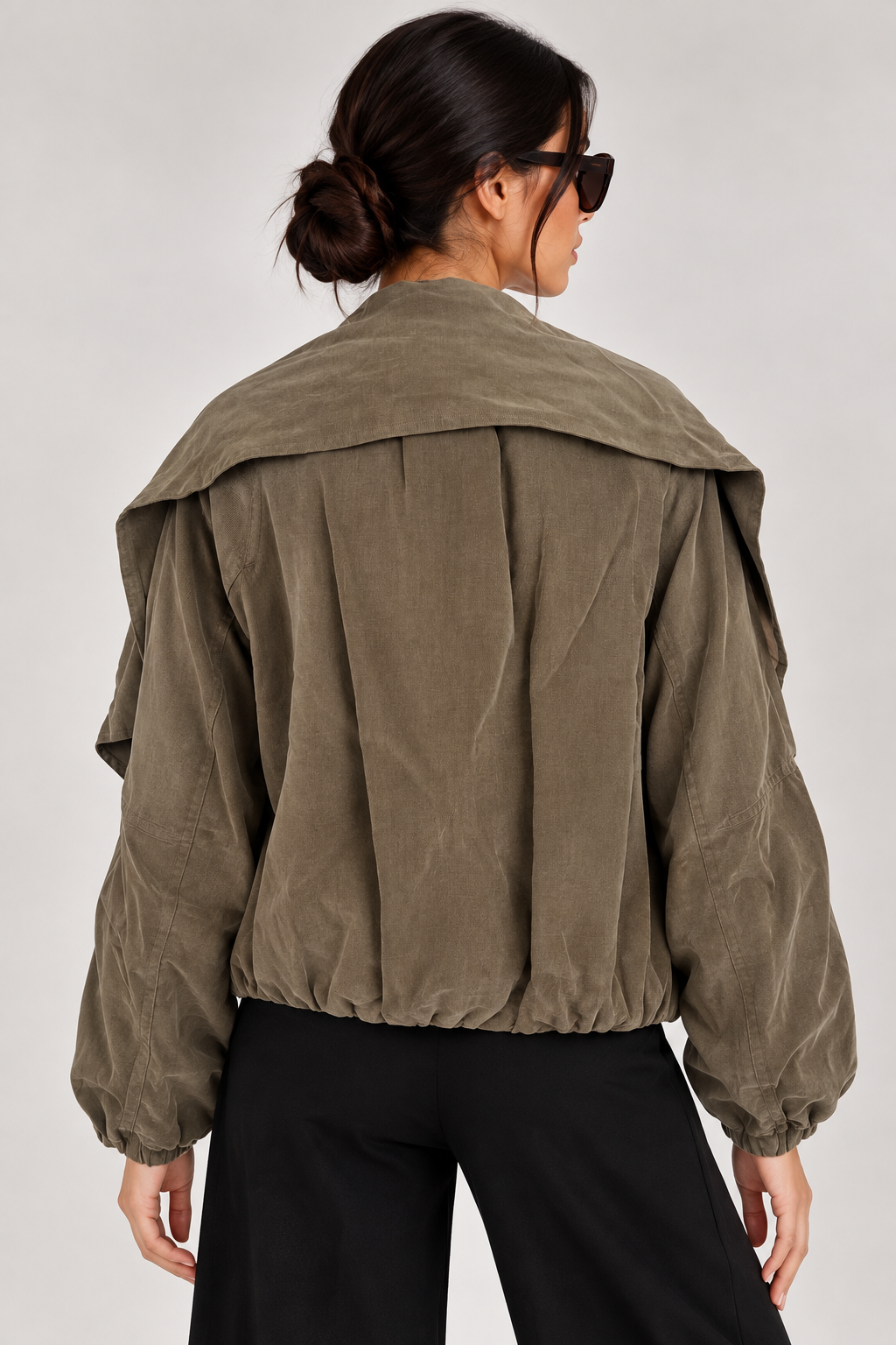 Jacket with a collar chest tie zipper and gathered waist.