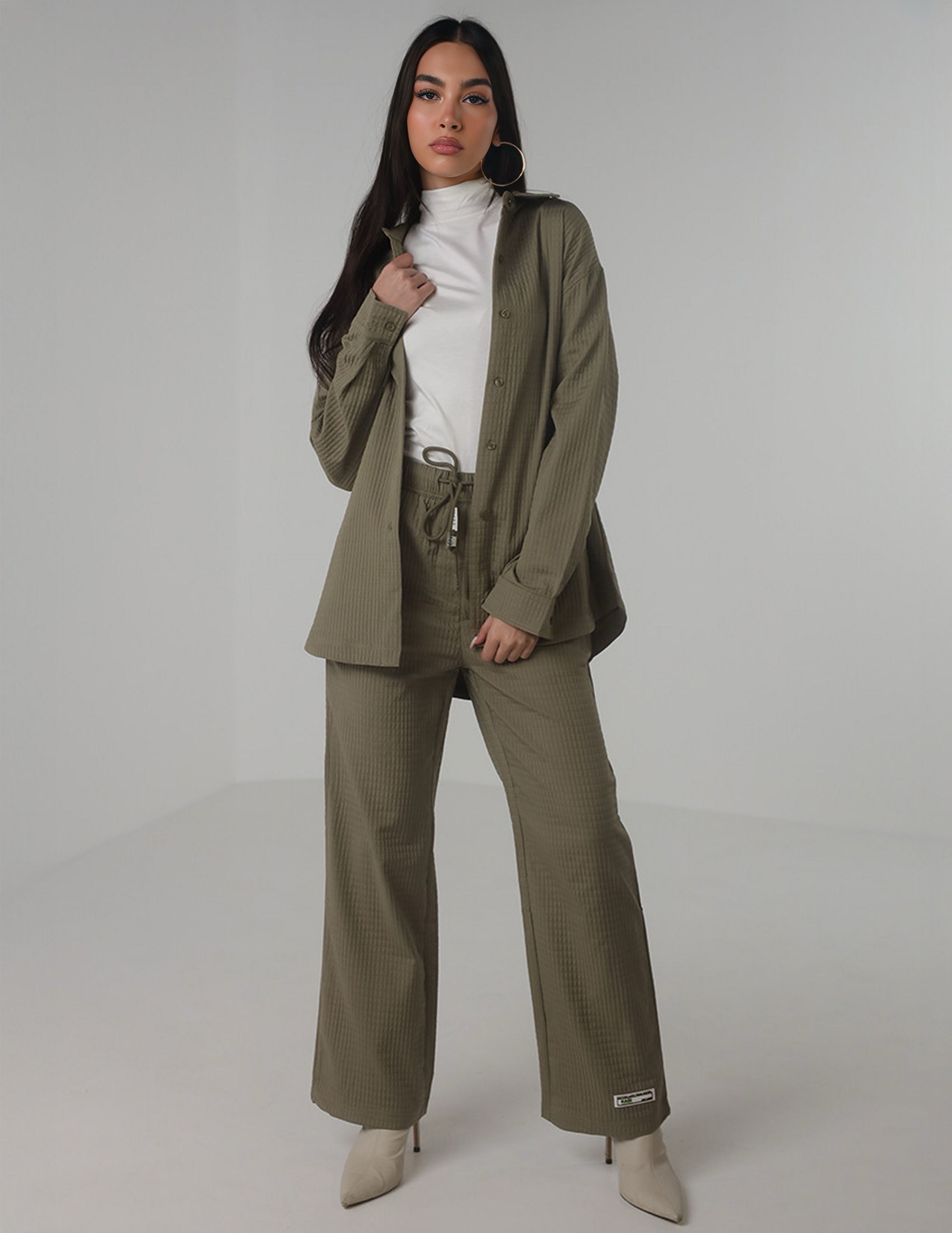 قميص من قطعتين مع بنطلون بقصّة مستقيمة