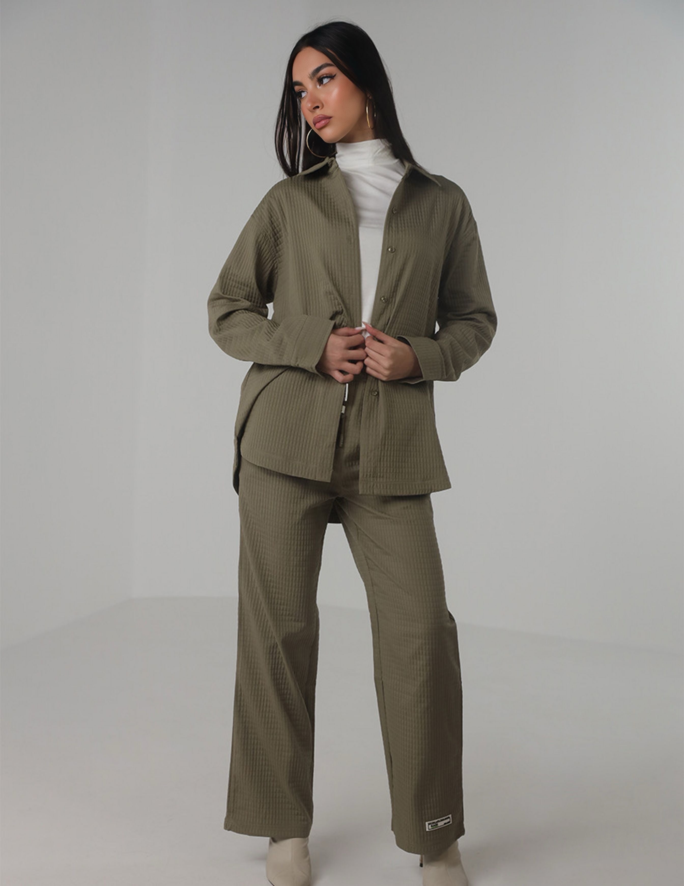 قميص من قطعتين مع بنطلون بقصّة مستقيمة