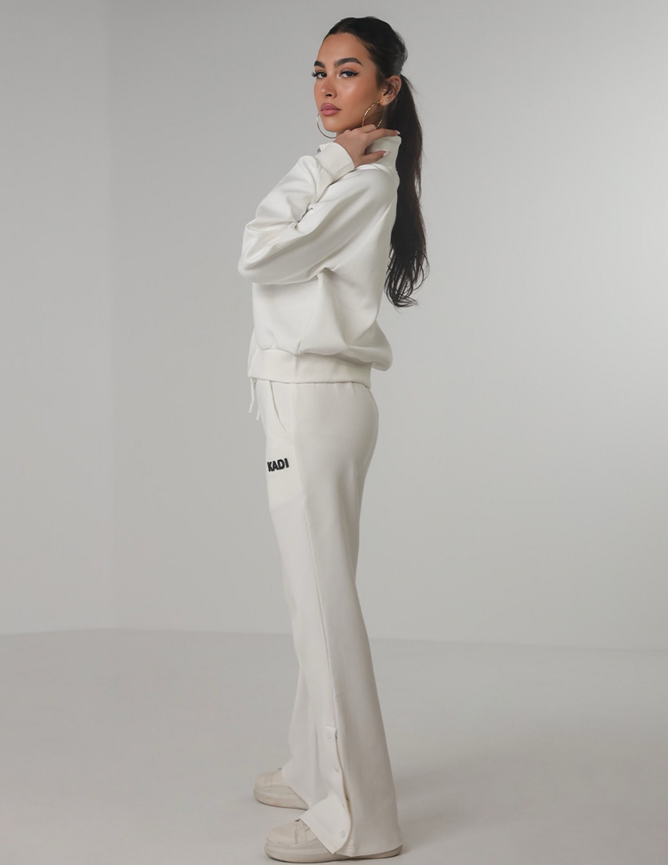 بدلة رياضية برقبة عالية وسحاب