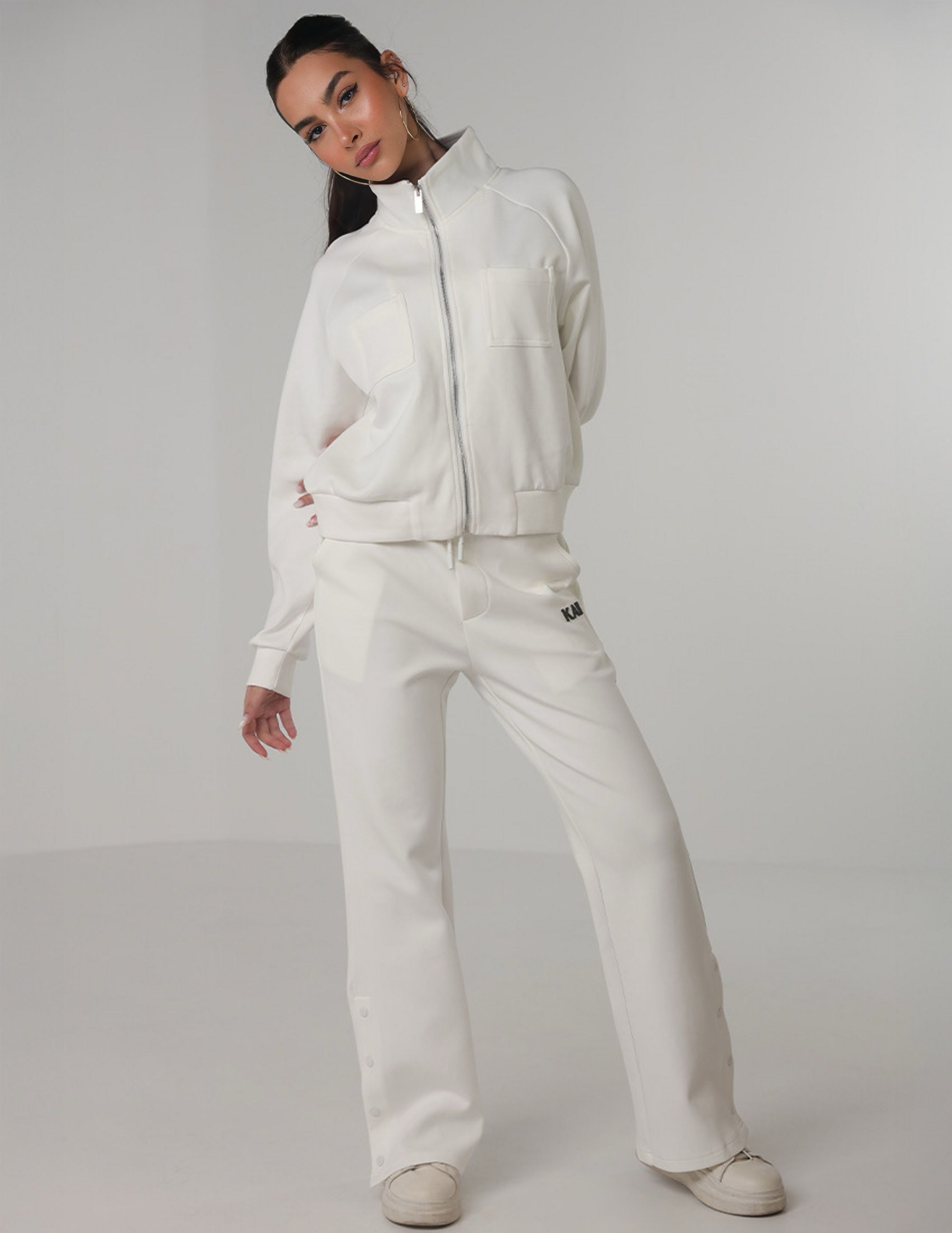 بدلة رياضية برقبة عالية وسحاب