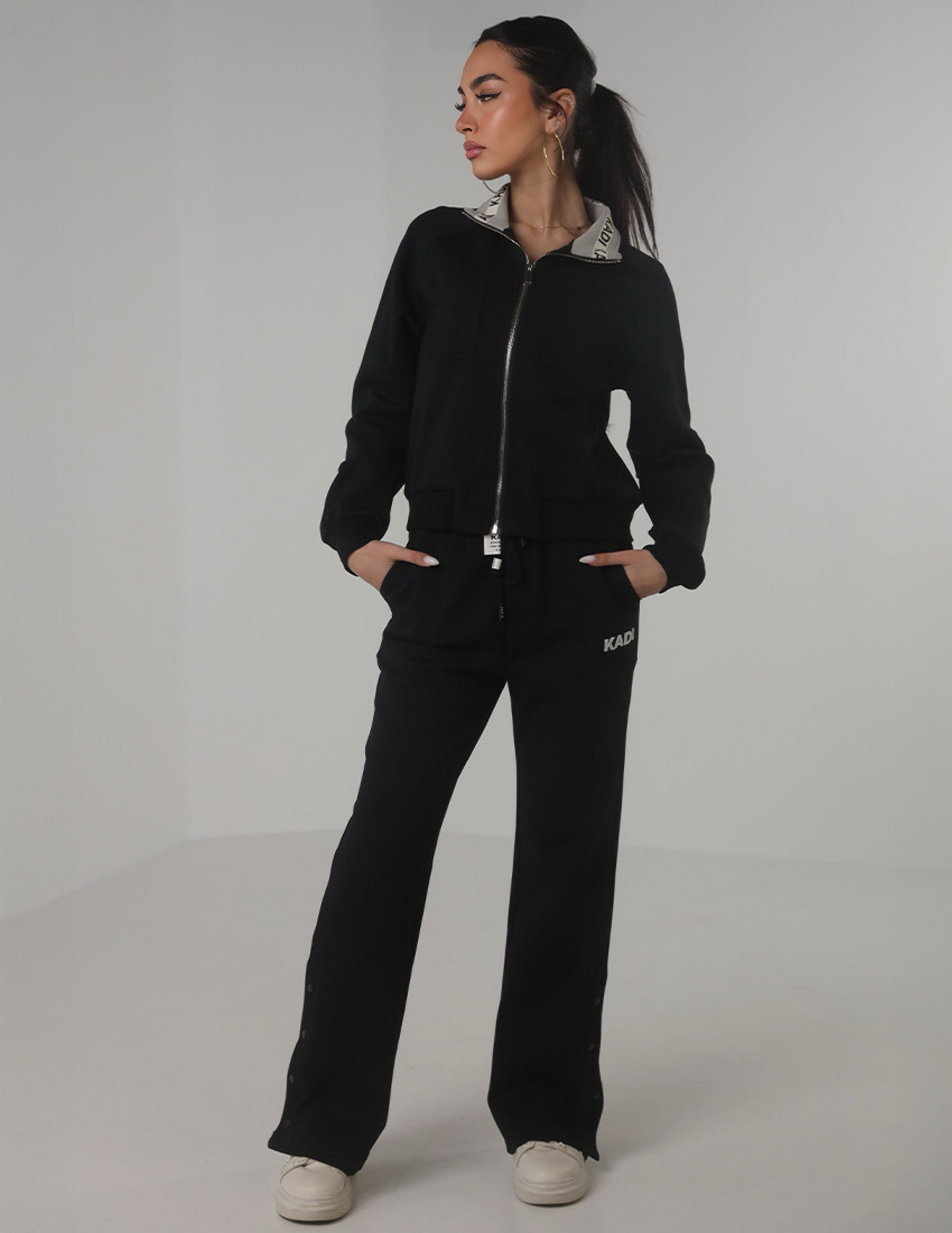 بدلة رياضية برقبة عالية وسحاب