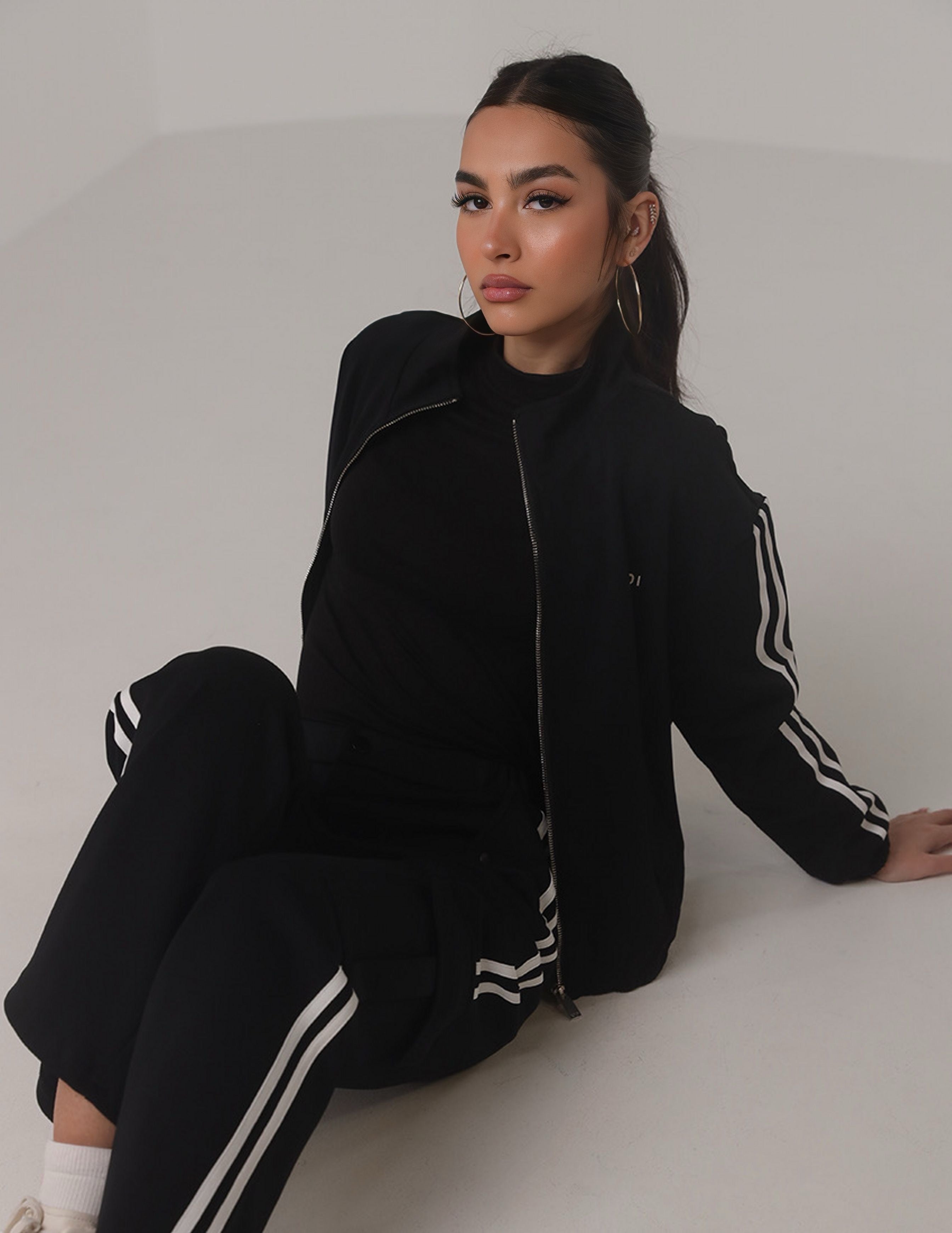 طقم جاكيت رياضي مخطط وبنطال كارغو