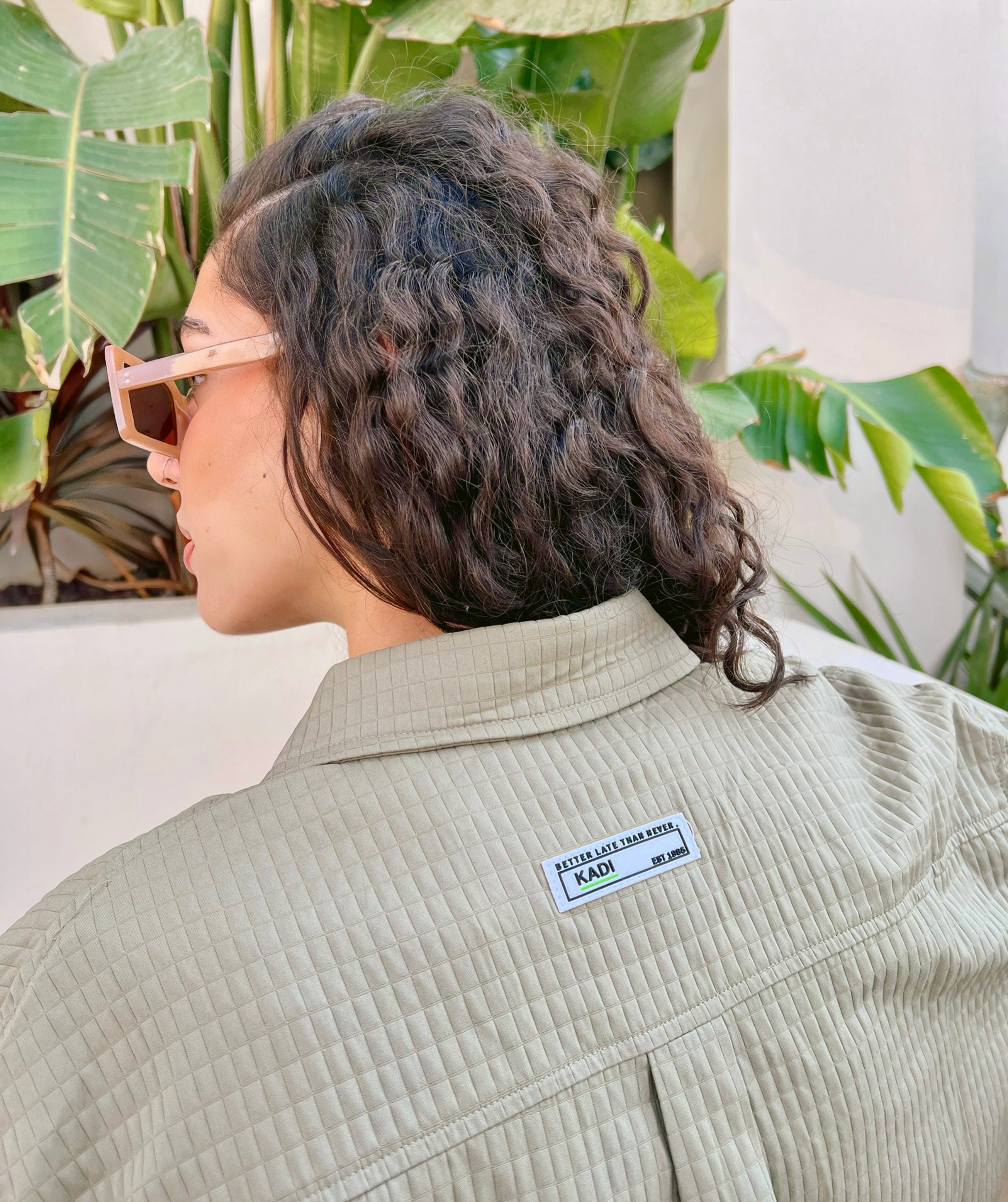 قميص من قطعتين مع بنطلون بقصّة مستقيمة