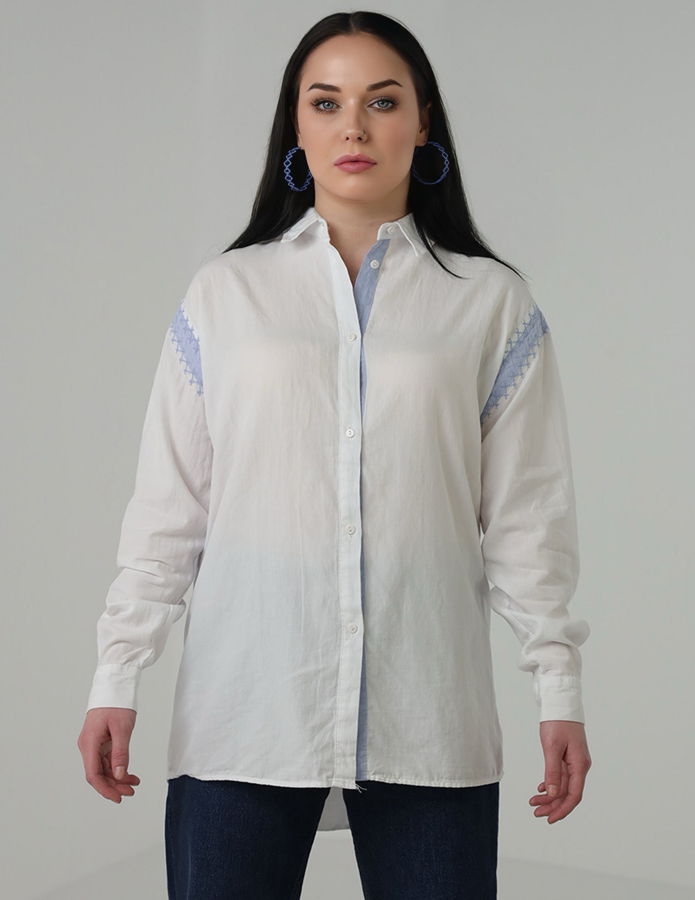 قميص كبير الحجم مع تطريز على الأكمام