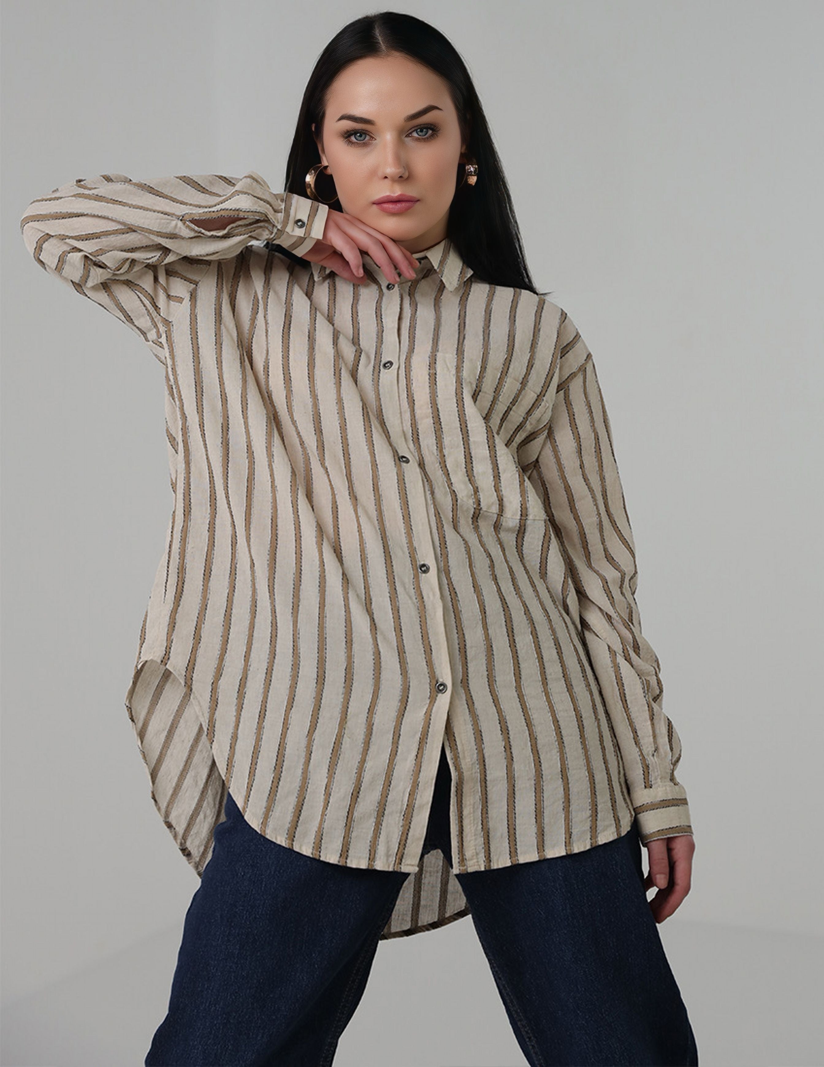 قميص مخطط كبير الحجم مع جيب جانبي