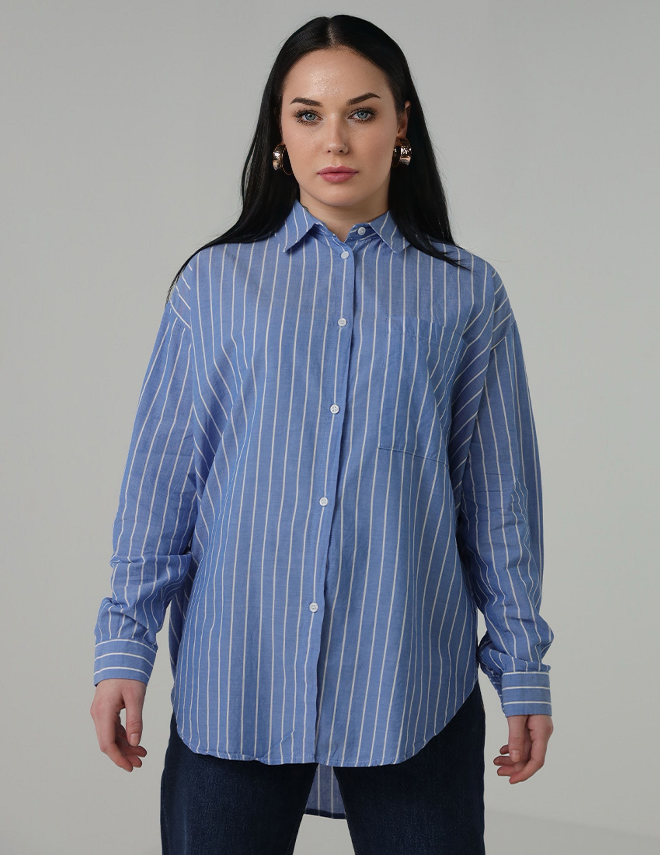 قميص مخطط كبير الحجم مع جيب جانبي أمامي