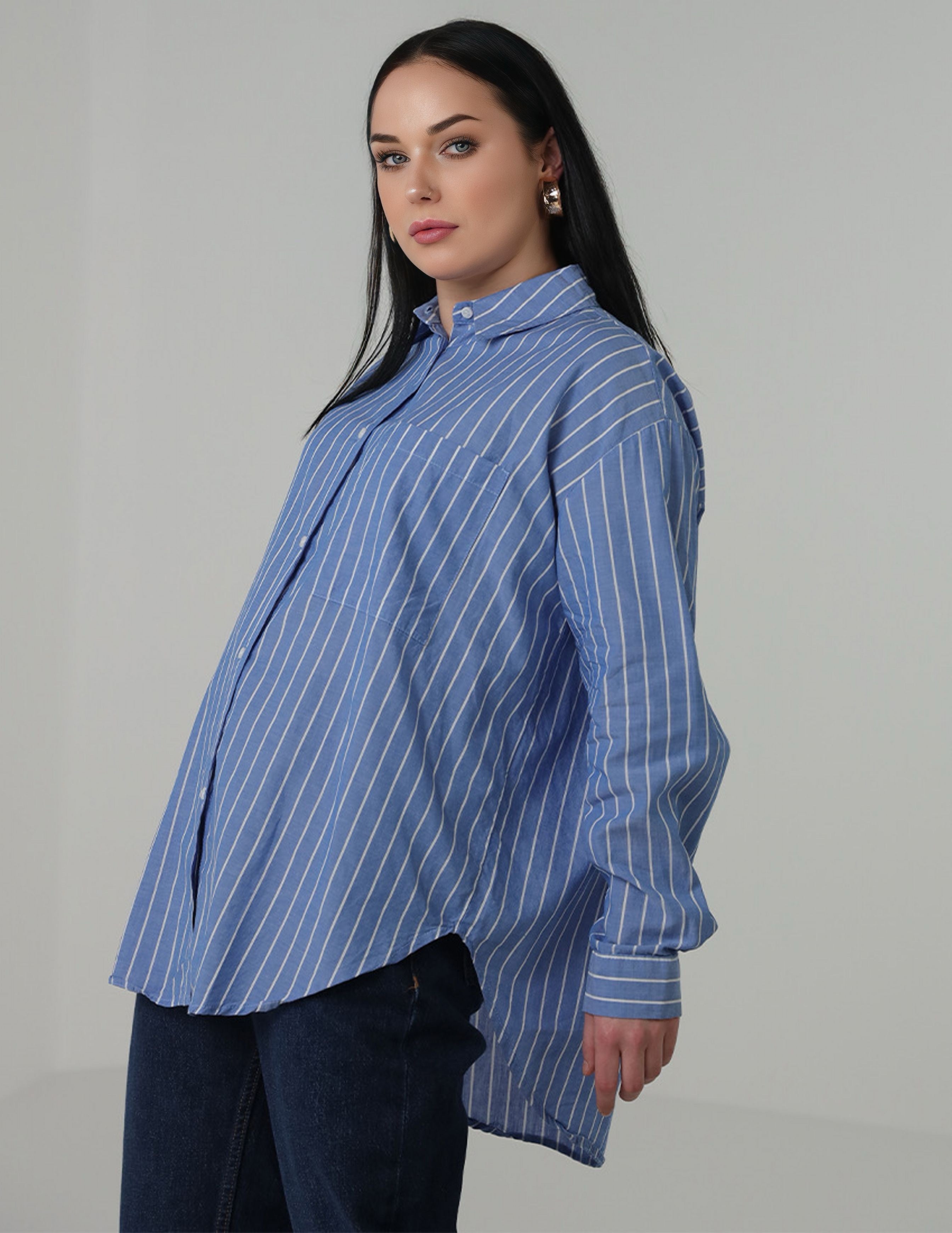 قميص مخطط كبير الحجم مع جيب جانبي أمامي