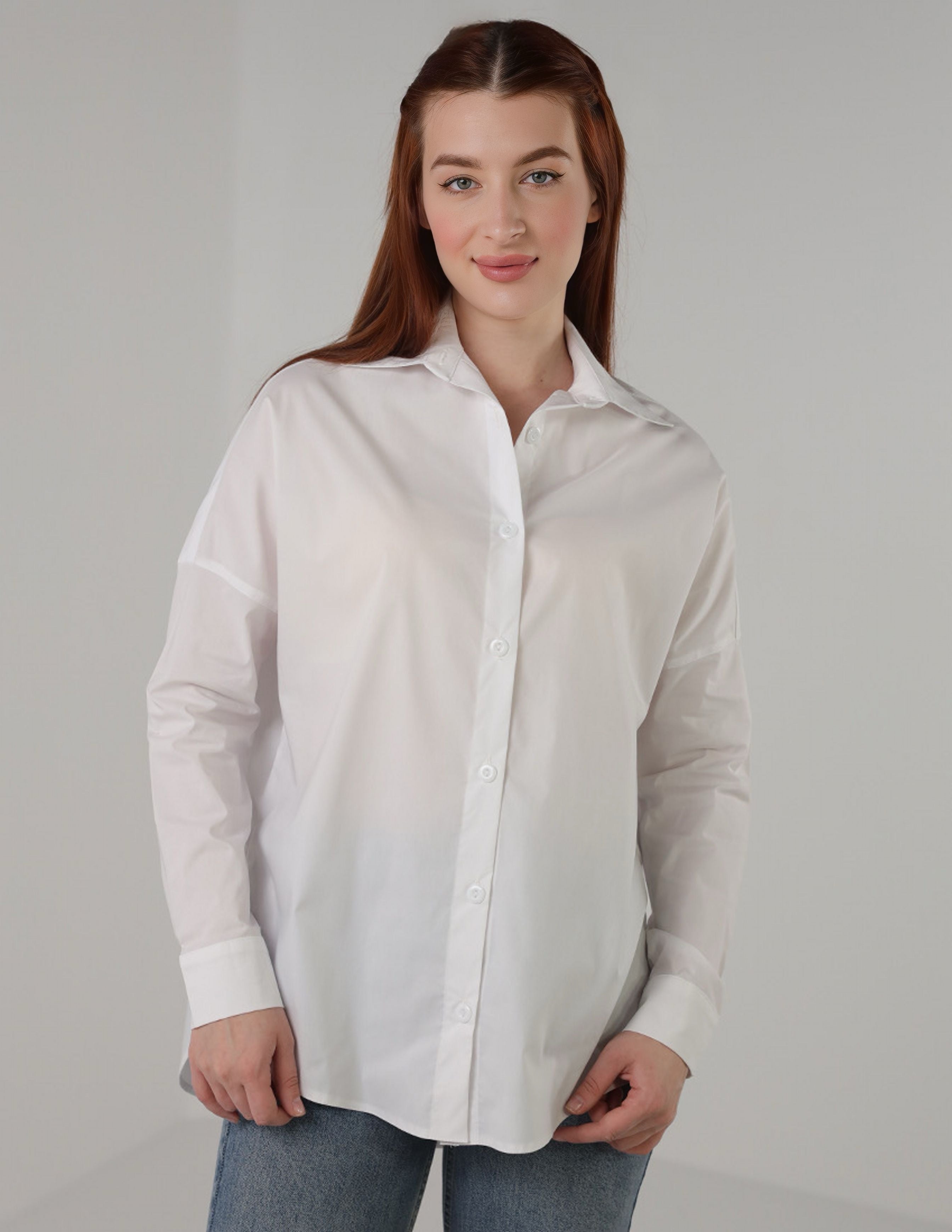 قميص أبيض كبير الحجم