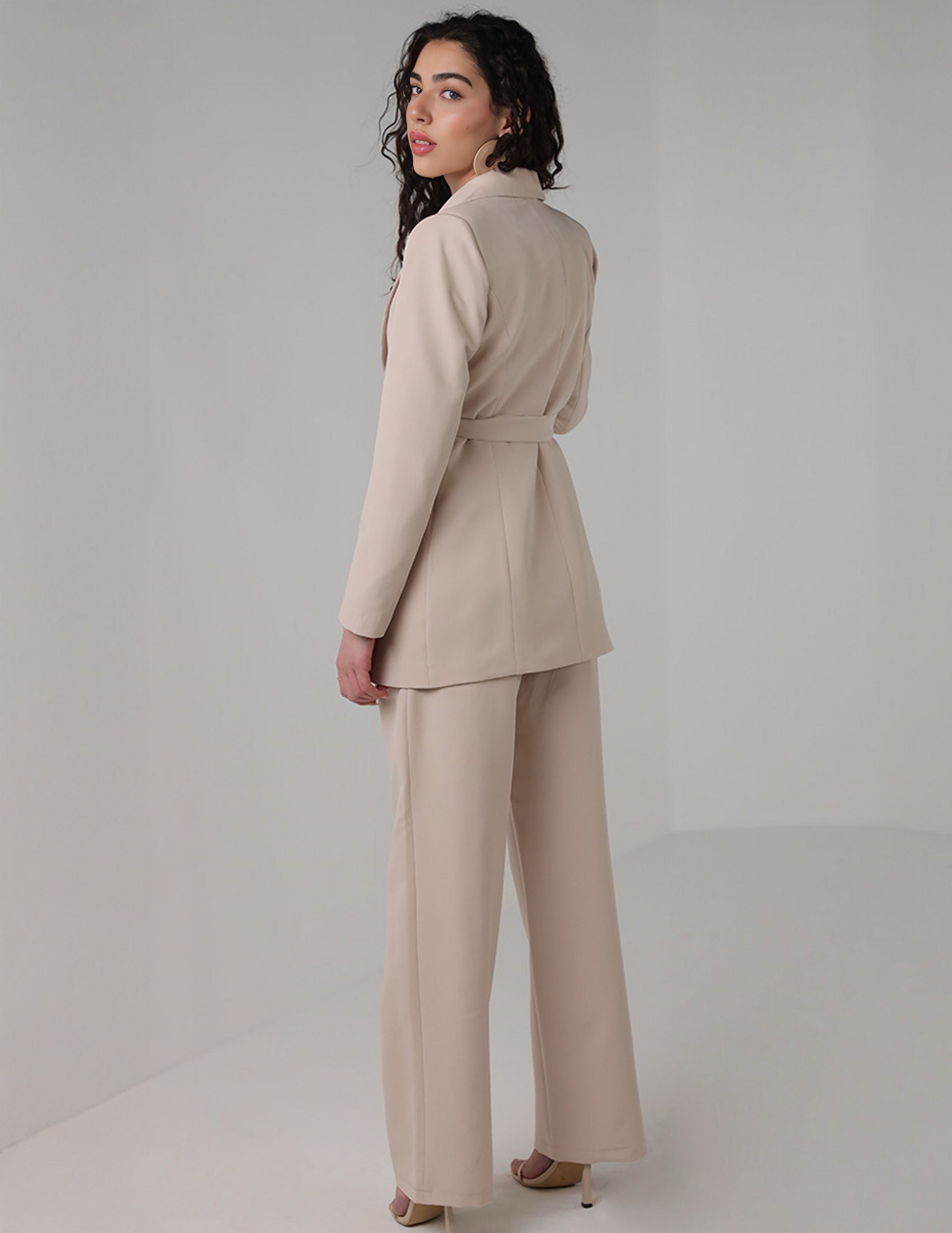 طقم بليزر بقصّة Slim-Fit من قطعتين مع حزام