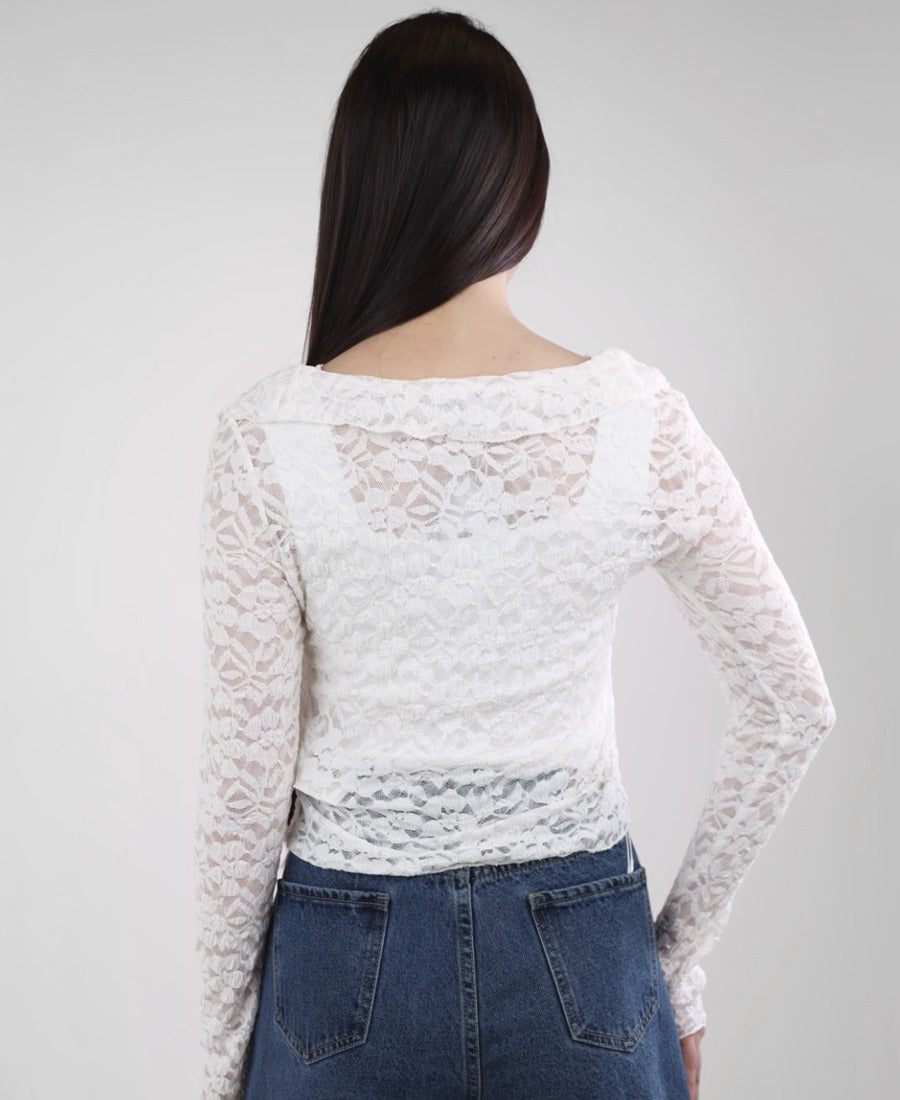 Lace cardigan with ruffles at the chest and tied in the middle