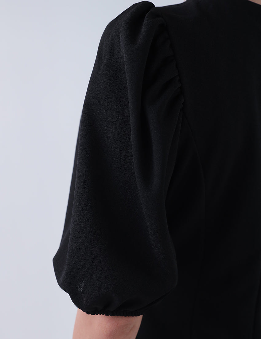 فستان متوسط الطول متدفق بفتحة رقبة مستديرة وأحجار الراين