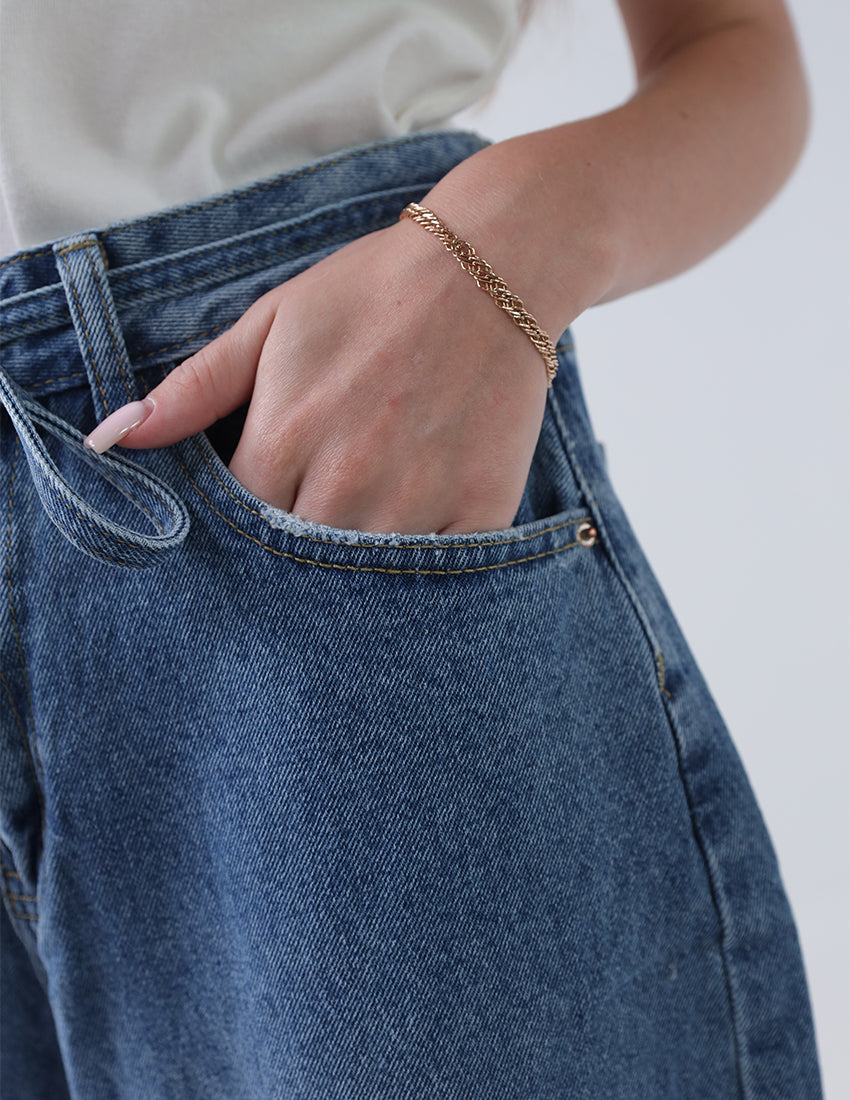 High-waisted baggy blue jeans with a waist tie