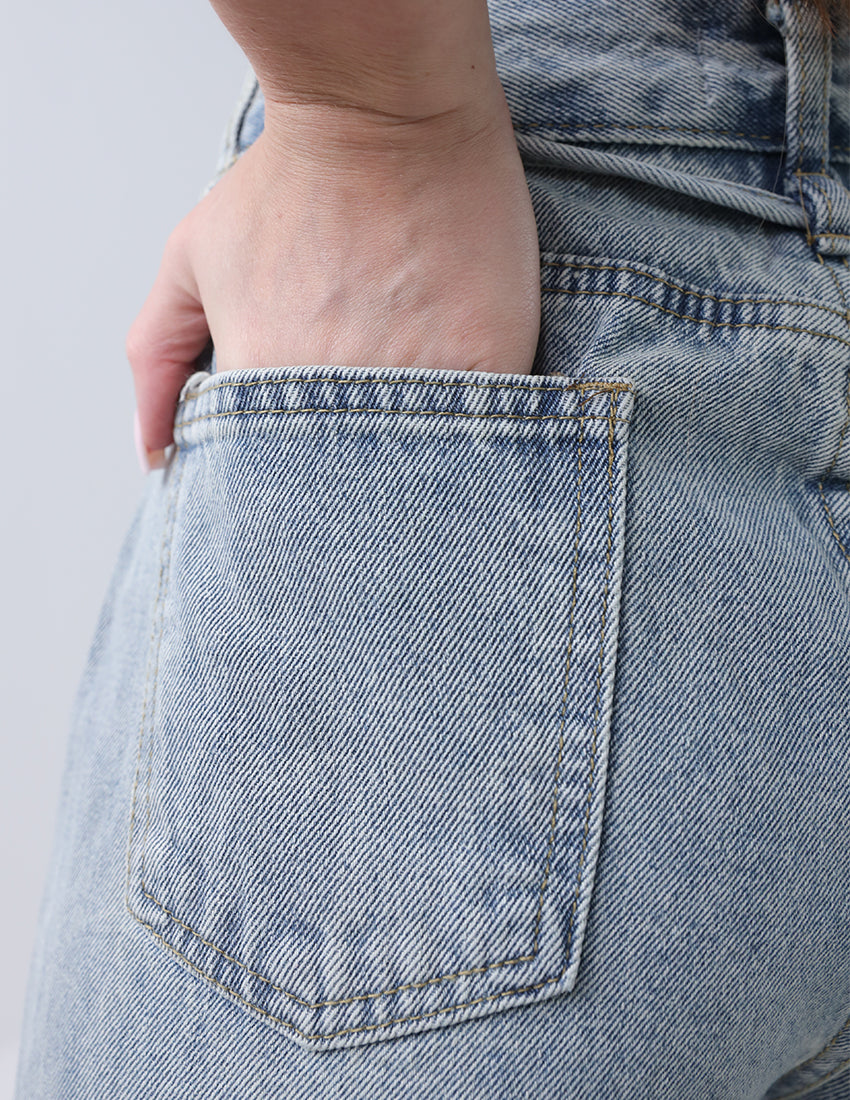 Straight-cut high-waisted jeans with tie