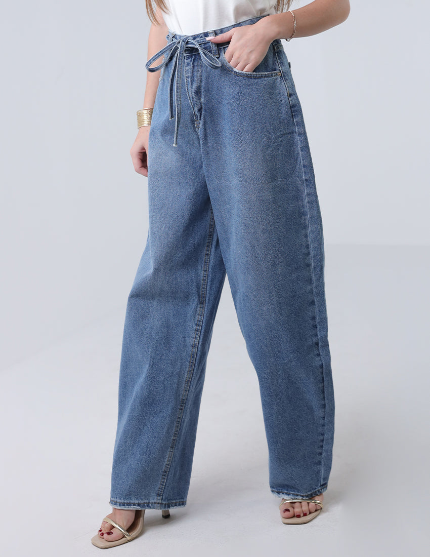 High-waisted baggy blue jeans with a waist tie