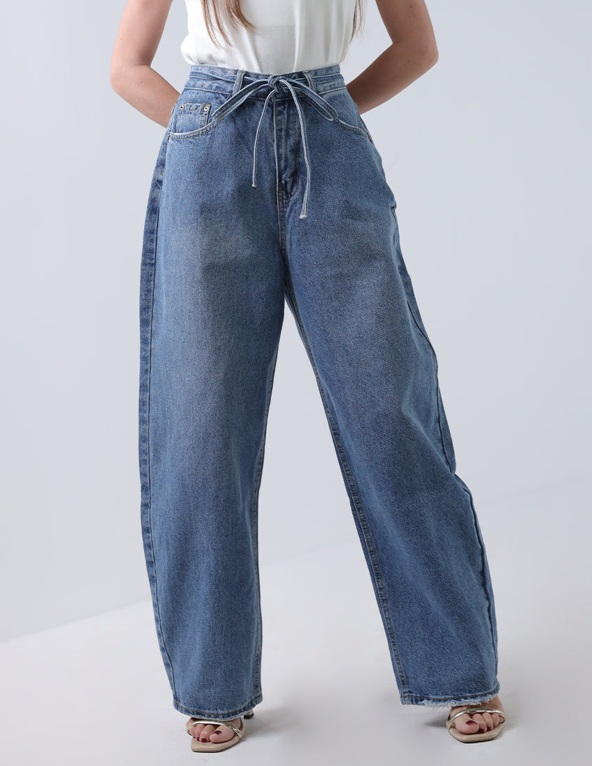High-waisted baggy blue jeans with a waist tie