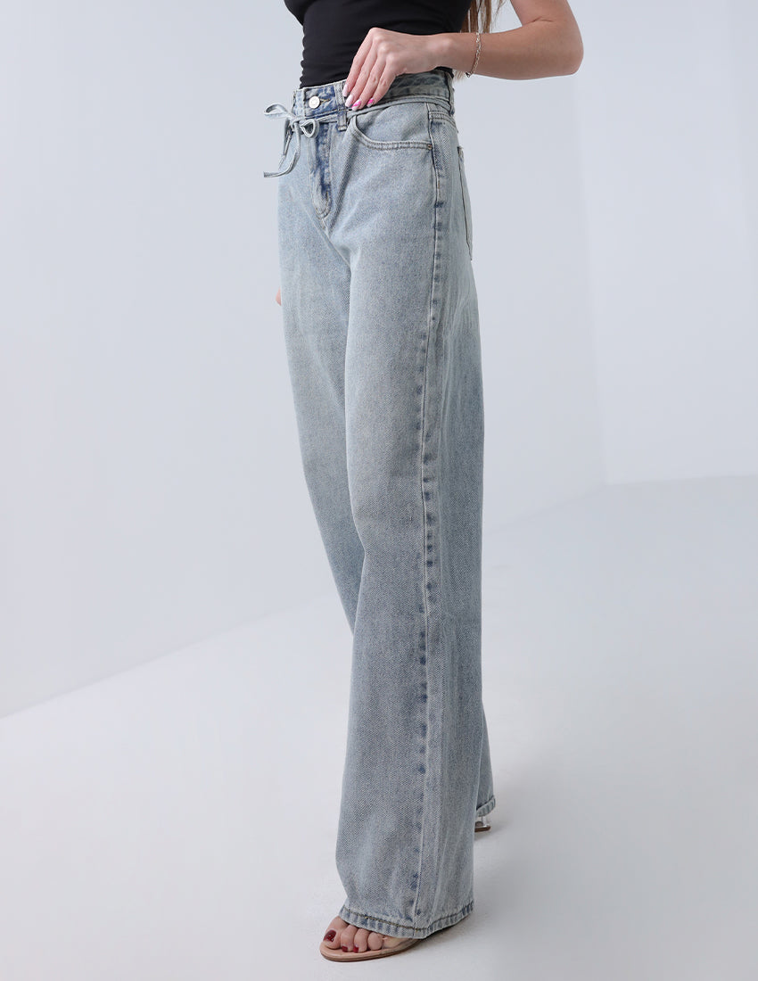 Straight-cut high-waisted jeans with tie