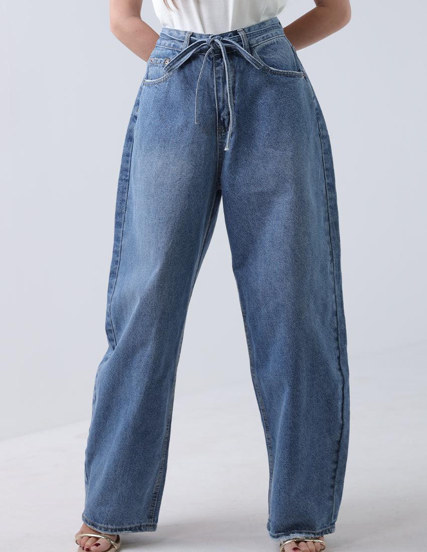 High-waisted baggy blue jeans with a waist tie