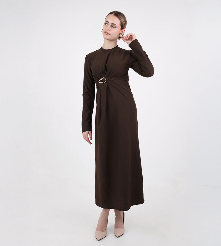 Long-sleeved dress with a brooch at the waist