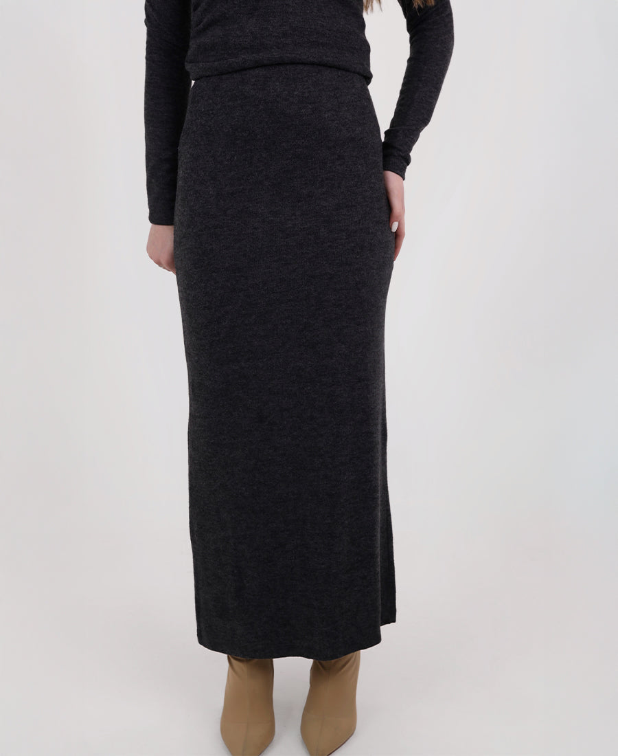 Long soft wool skirt with an opening at the back