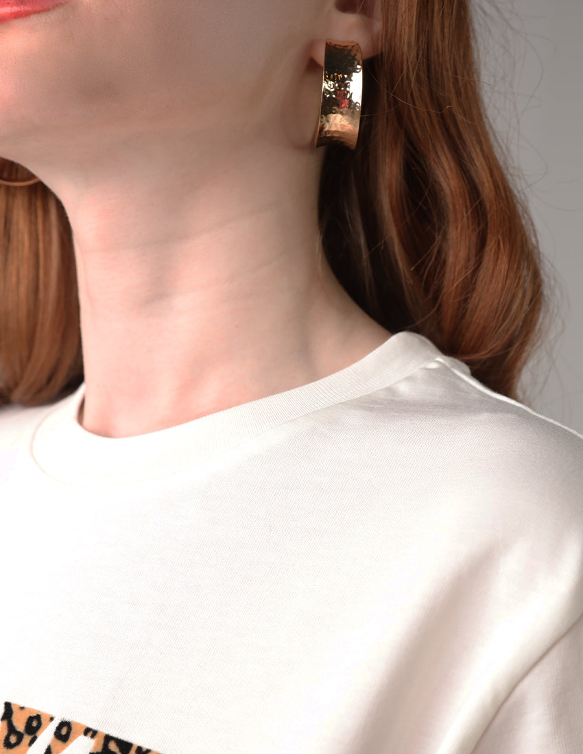 T-shirt with the words "BONITA" in tiger print