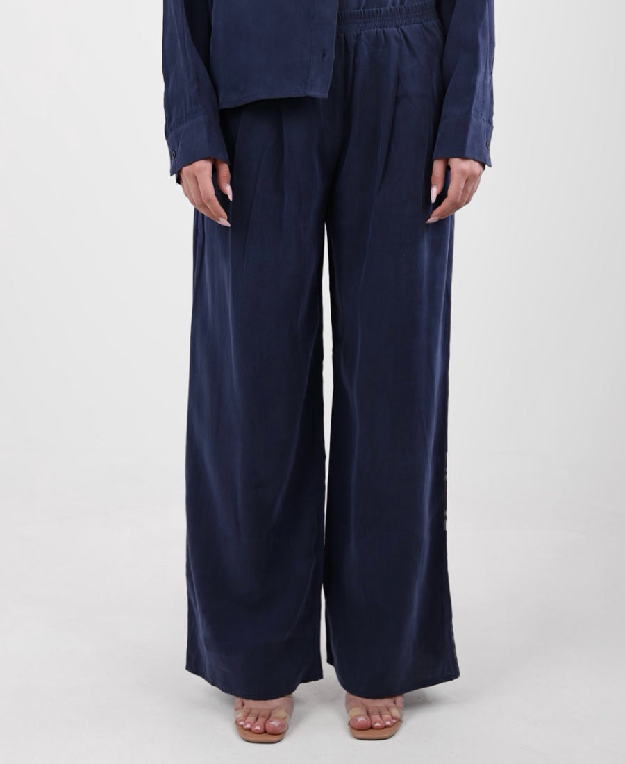 Butter fabric trousers with an elastic waistband