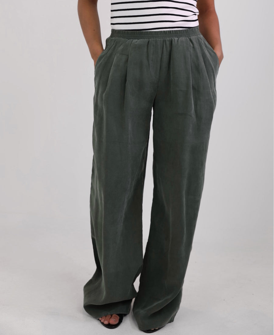 Butter fabric trousers with an elastic waistband