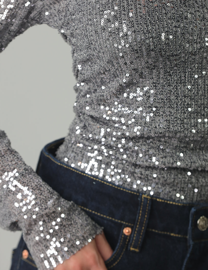 بلوزة طويلة الأكمام مزينة بالترتر وفتحة رقبة دائرية