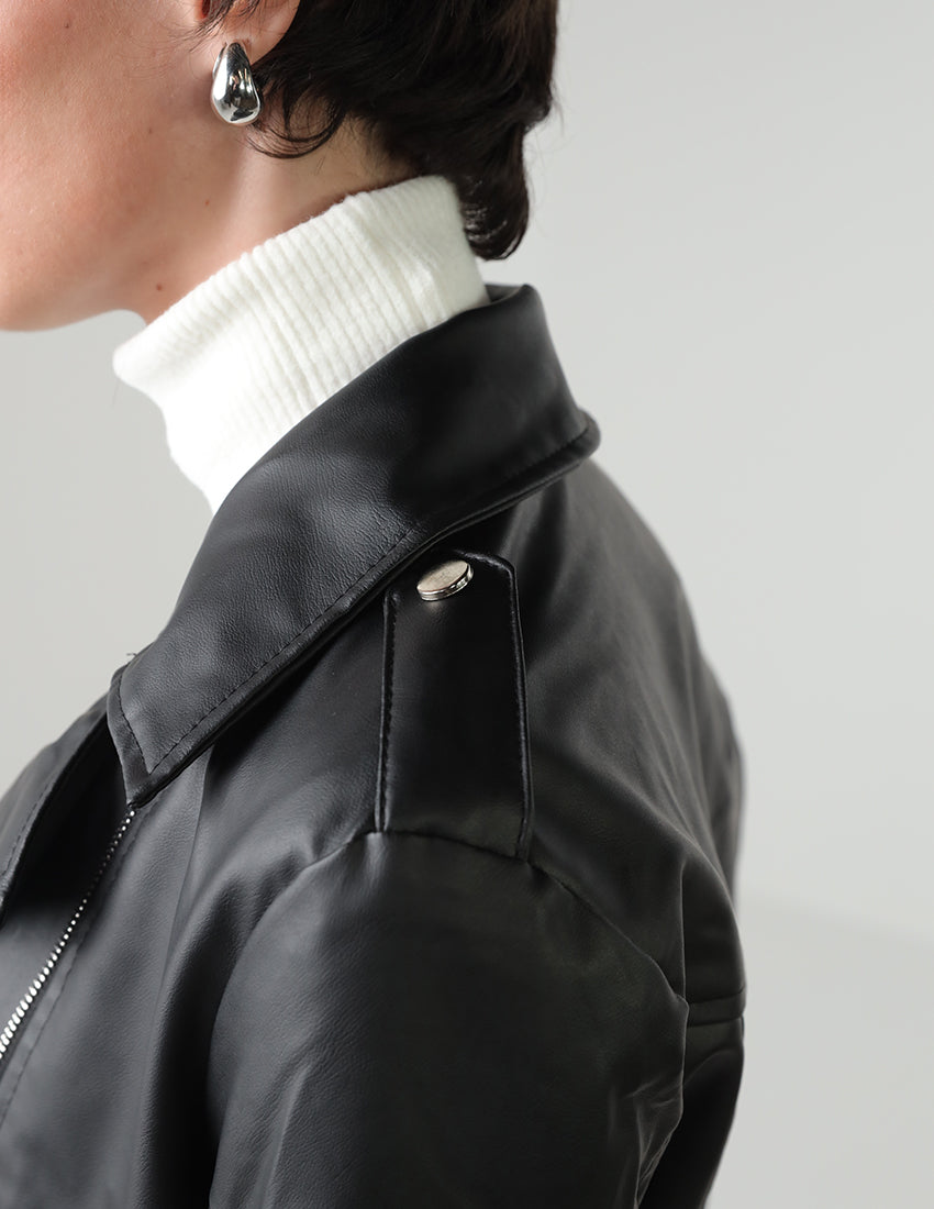 Short leather jacket with a slanted zipper