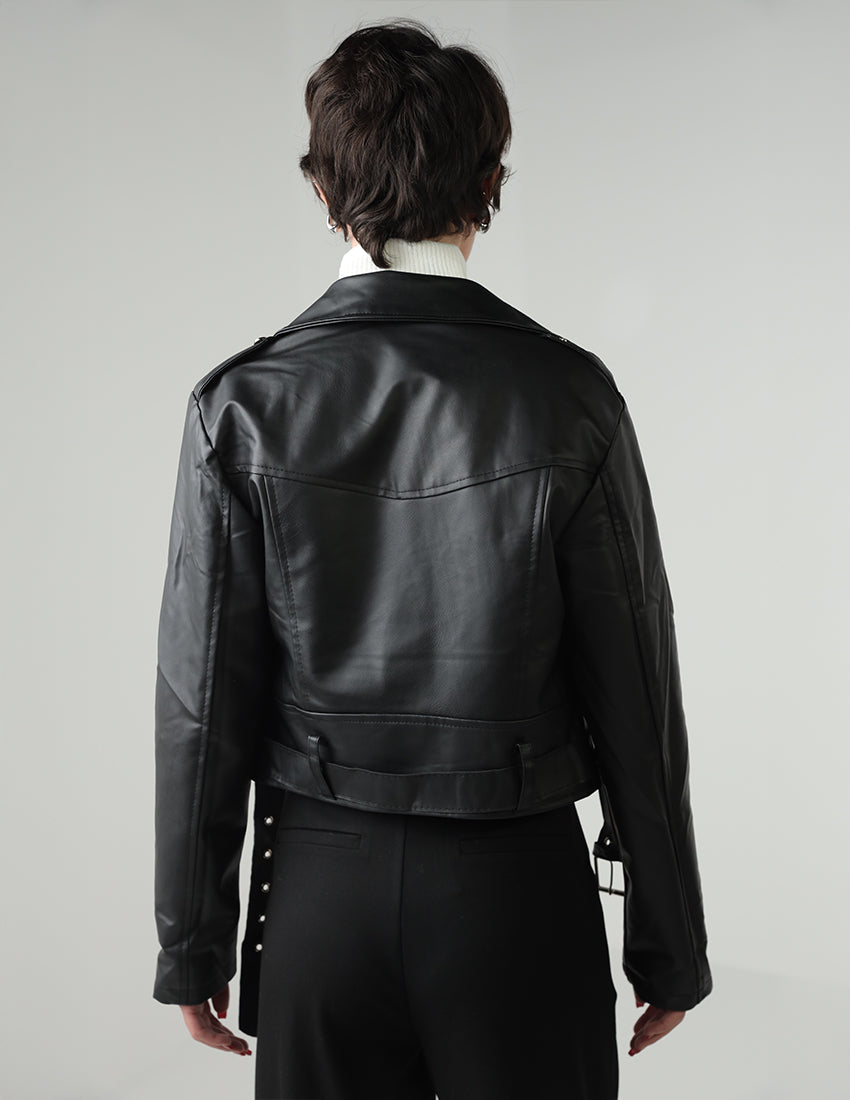 Short leather jacket with a slanted zipper