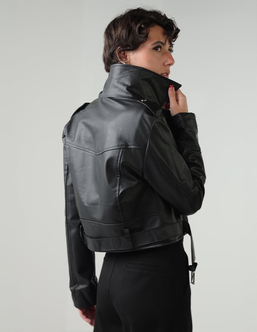 Short leather jacket with a slanted zipper