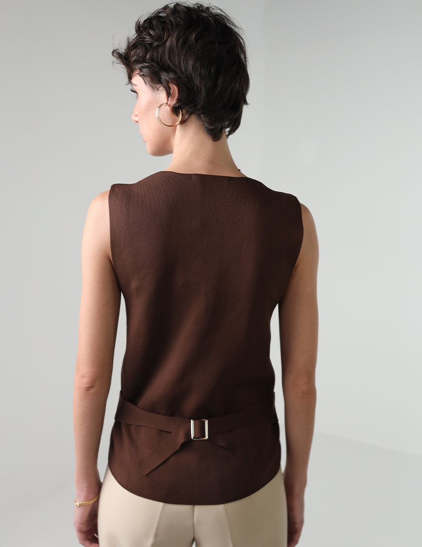 Wool vest with a belt at the back
