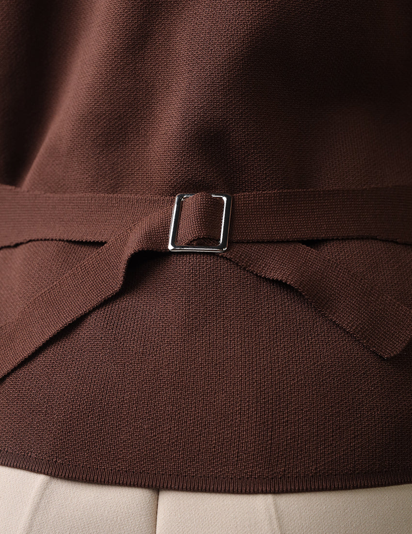 Wool vest with a belt at the back