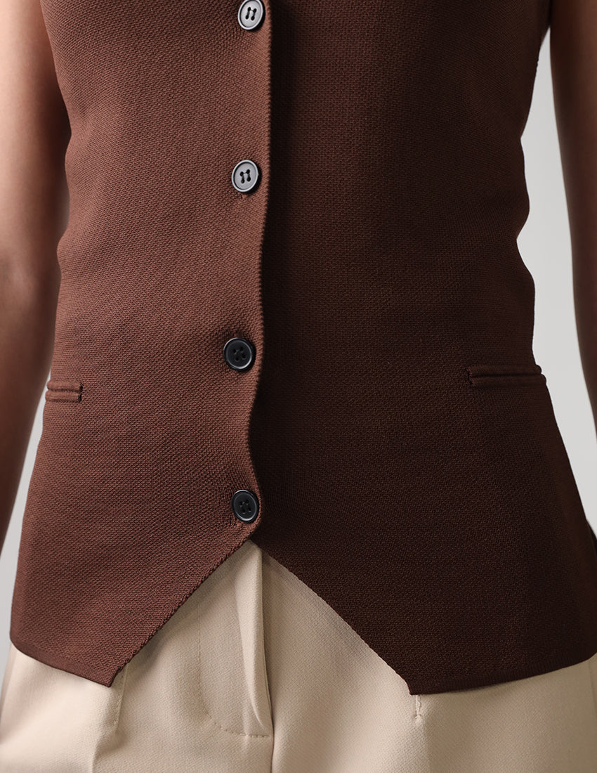 Wool vest with a belt at the back